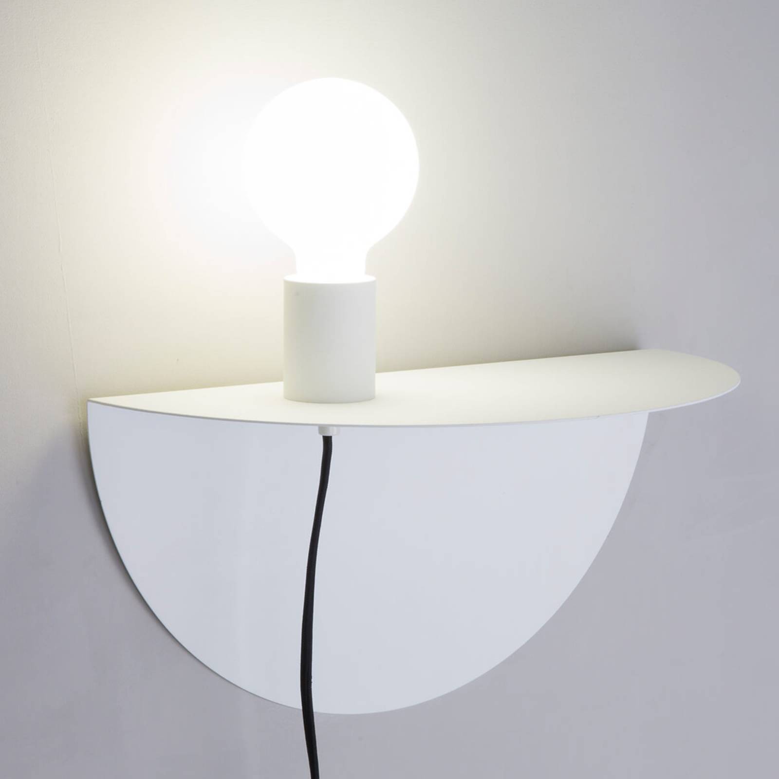 Practical Nit wall light with storage area