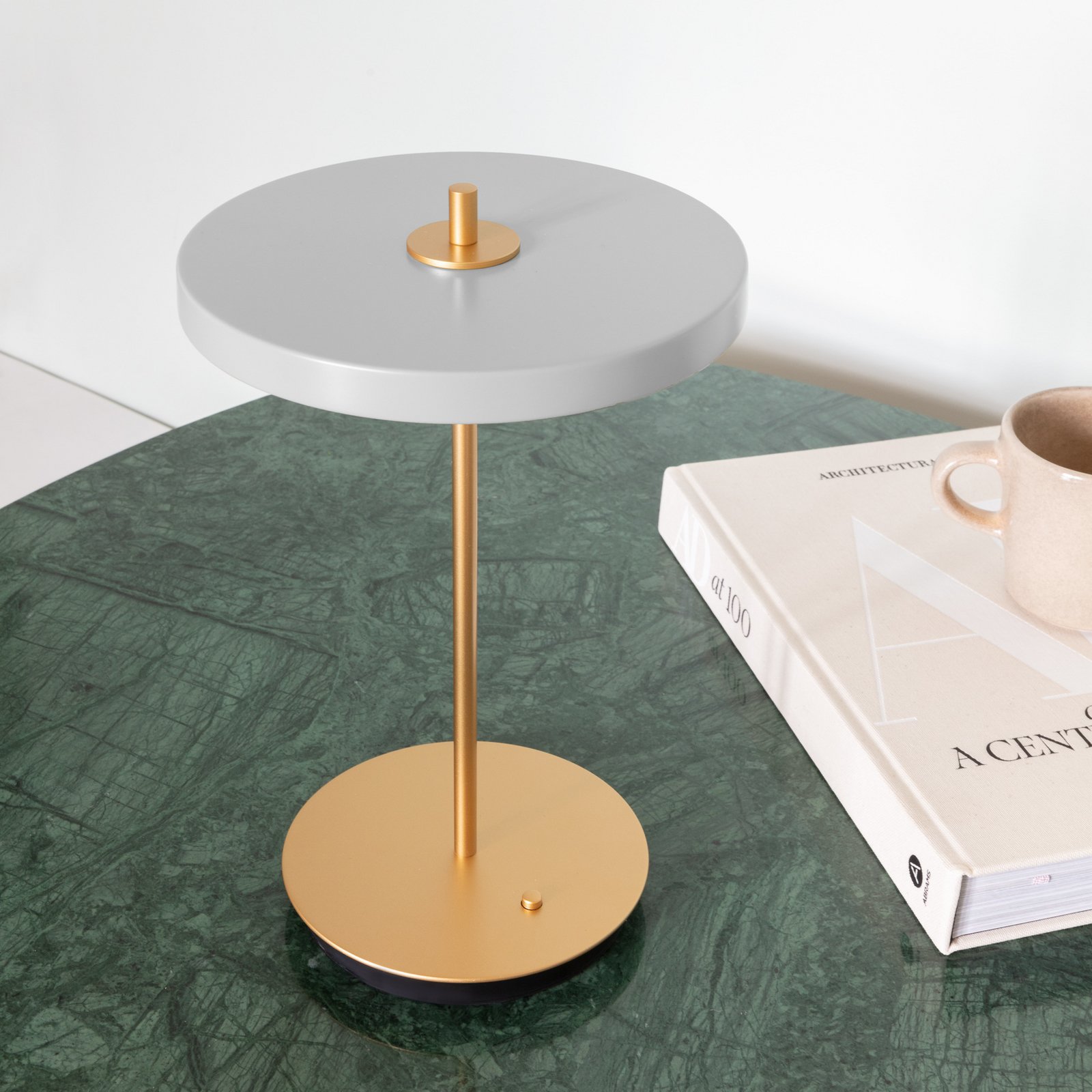 UMAGE LED akumulátorová stolná lampa Asteria Move sivá/mosadz 31 cm