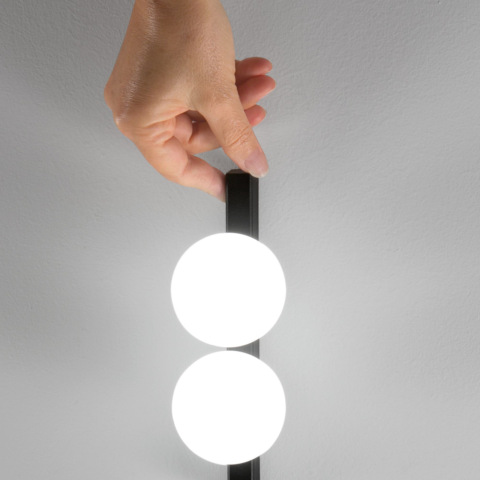 Ideal Lux LED стенна лампа Ping Pong черна с 2 светлини от опалово стъкло