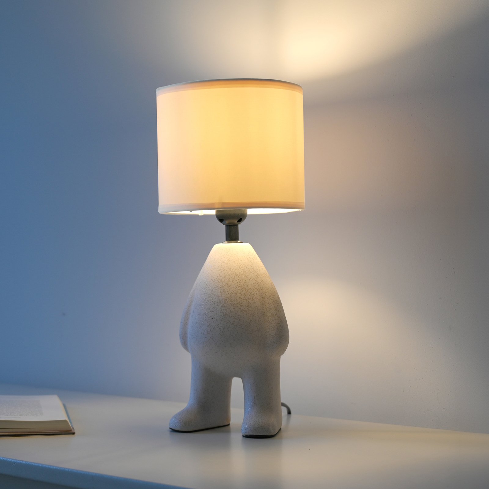 JUST LIGHT. Lampada da tavolo Ted, ceramica, verticale, beige sabbia