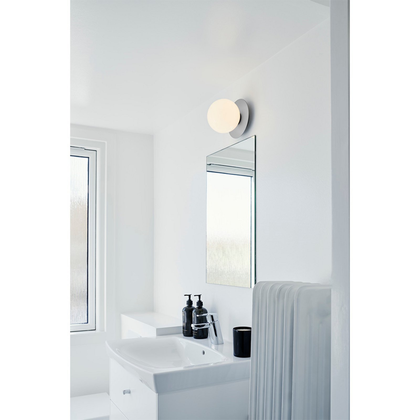 Liila 1 Aplică de Perete/Plafonieră IP44 Medium Light Silver/Opal White - Nuura