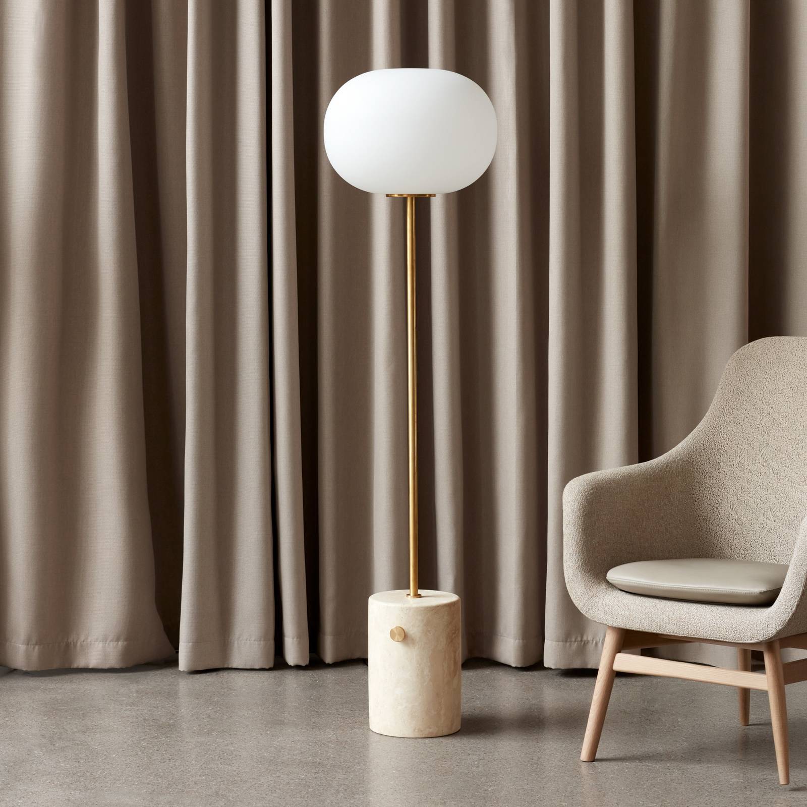 Lampa stojąca Audo JWDA, mosiądz/beż, trawertyn, 130 cm, ściemniana.