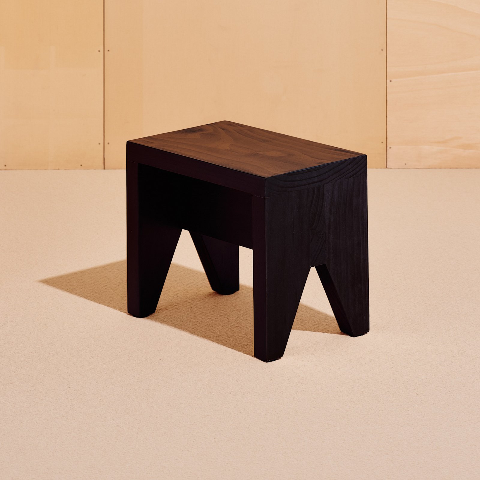 HAY Banco Manolito, madeira de pinho preta, 30 x 20 x 25 cm