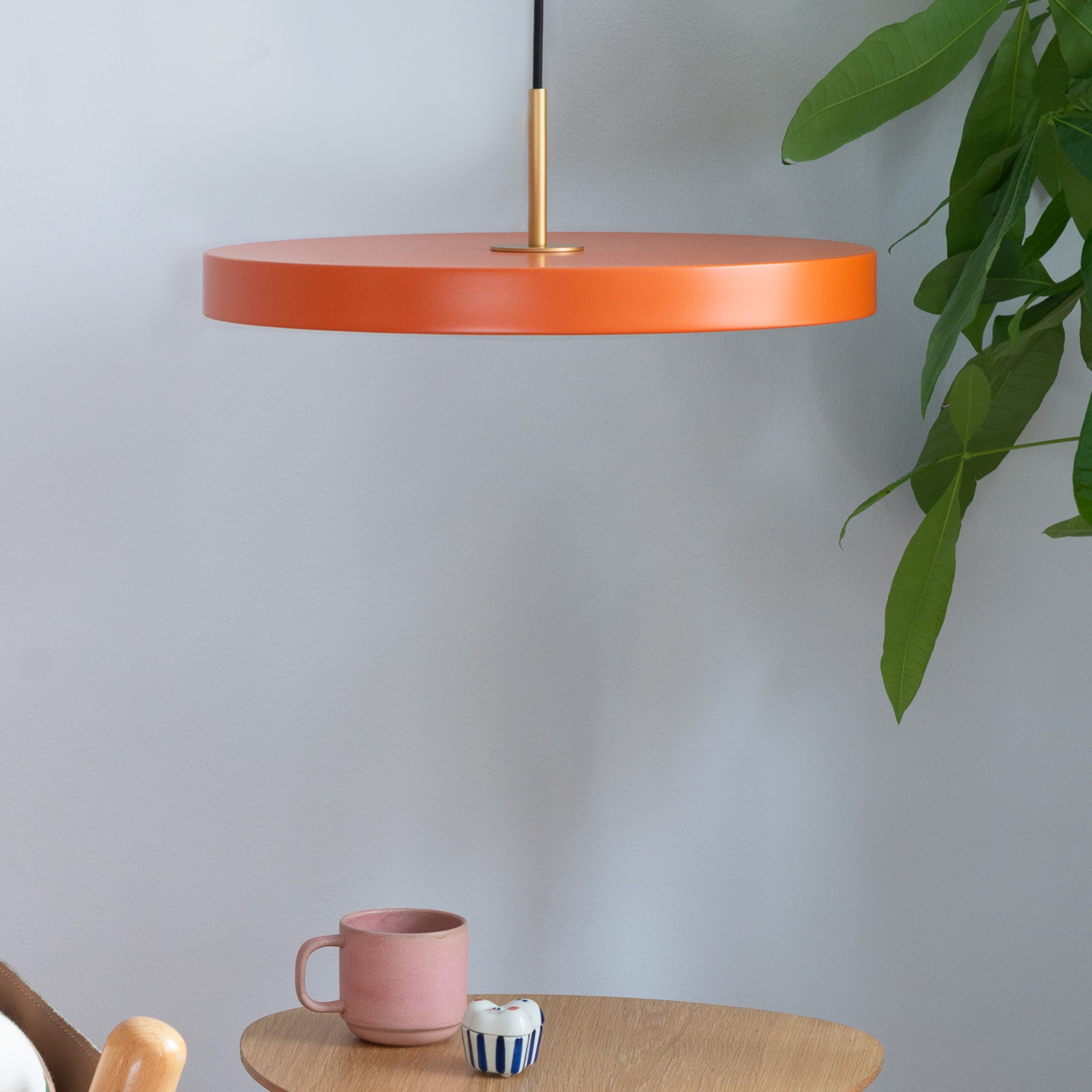 UMAGE LED-Hängeleuchte Asteria Mini, orange/messing, Ø 31 cm