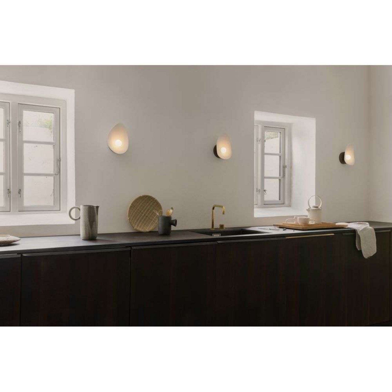 LED-vegglampe Florii 1, høyde 22 cm, mørk bronse/hvitt glass