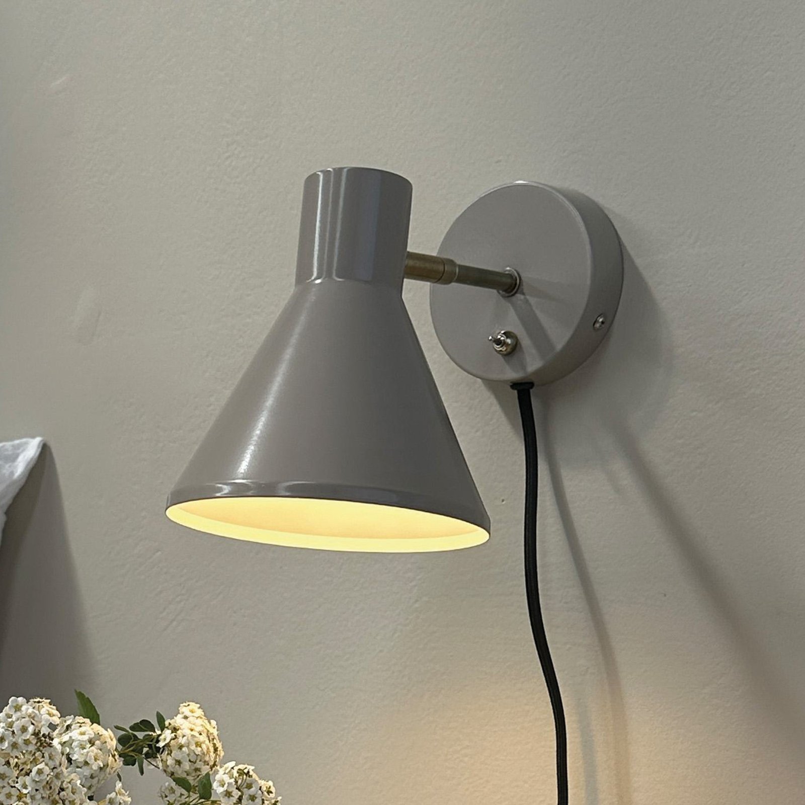 Dyberg Larsen sienas lampa Sleep, brūna, Ø 15 cm, tērauds