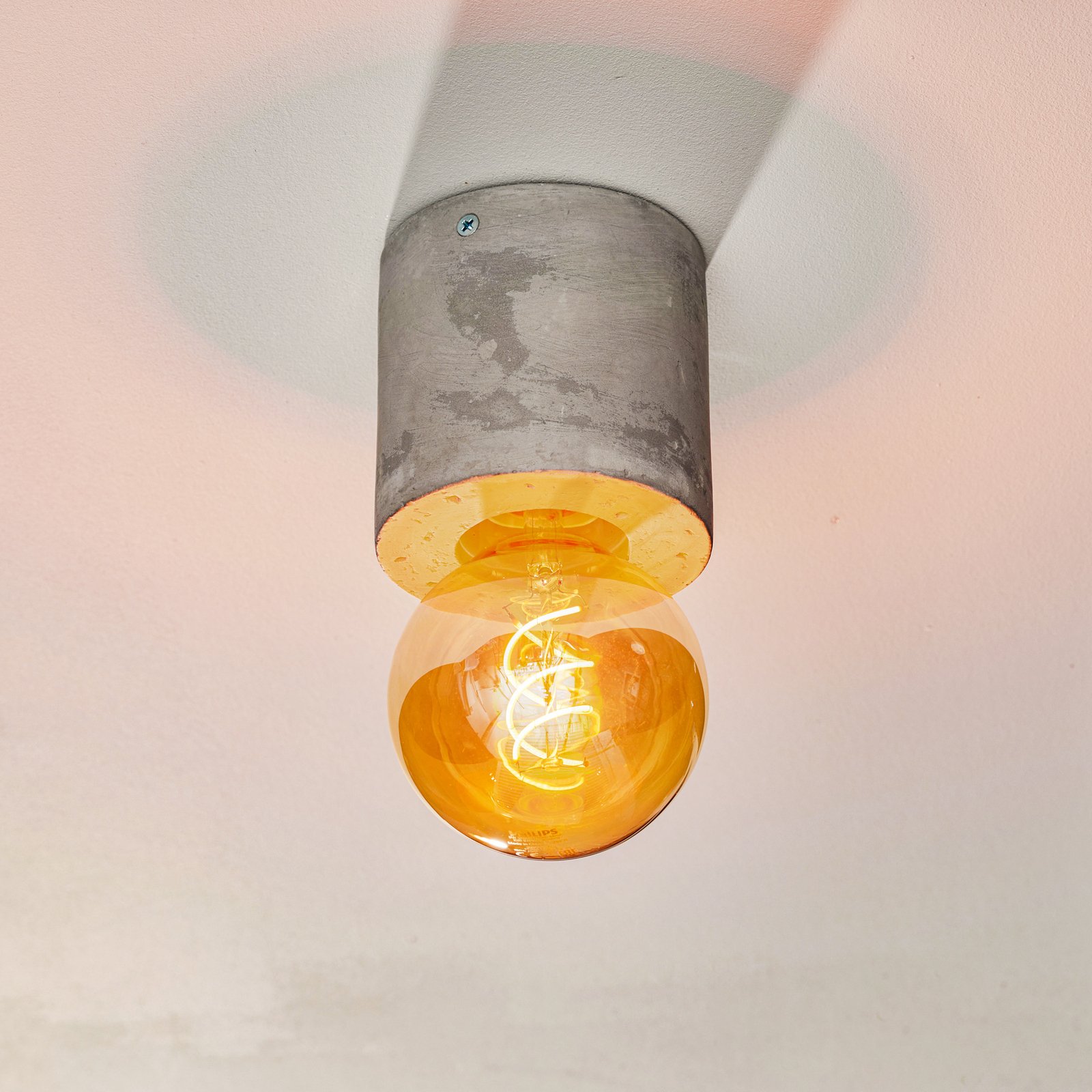 Akira loftlampe af beton i cylinderform