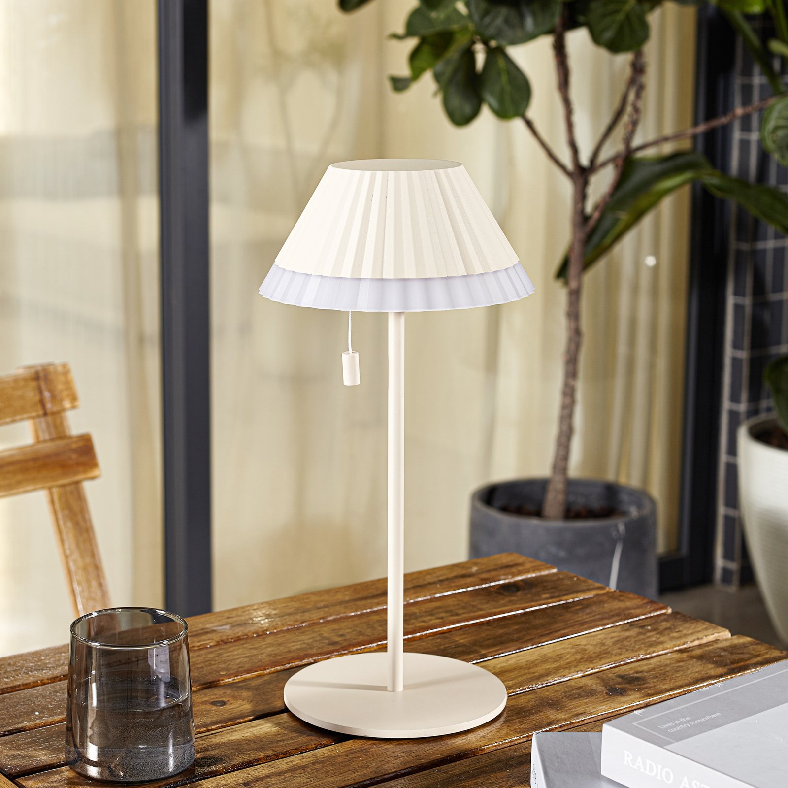 Lindby Candeeiro de mesa LED recarregável Ilvi, bege, alumínio, Ø 17,5 cm