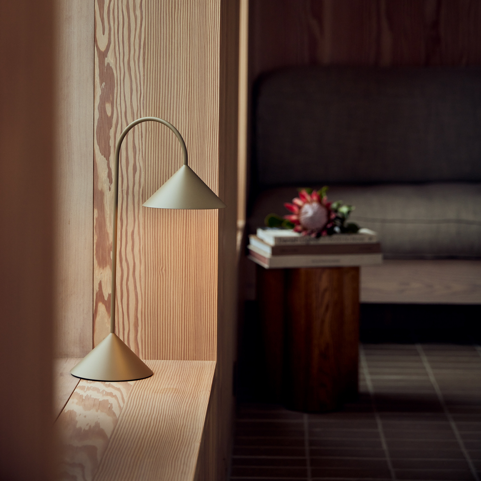 Grasp LED-batteridriven bordslampa, sandgrå, höjd 47 cm, metall - FRANDSEN