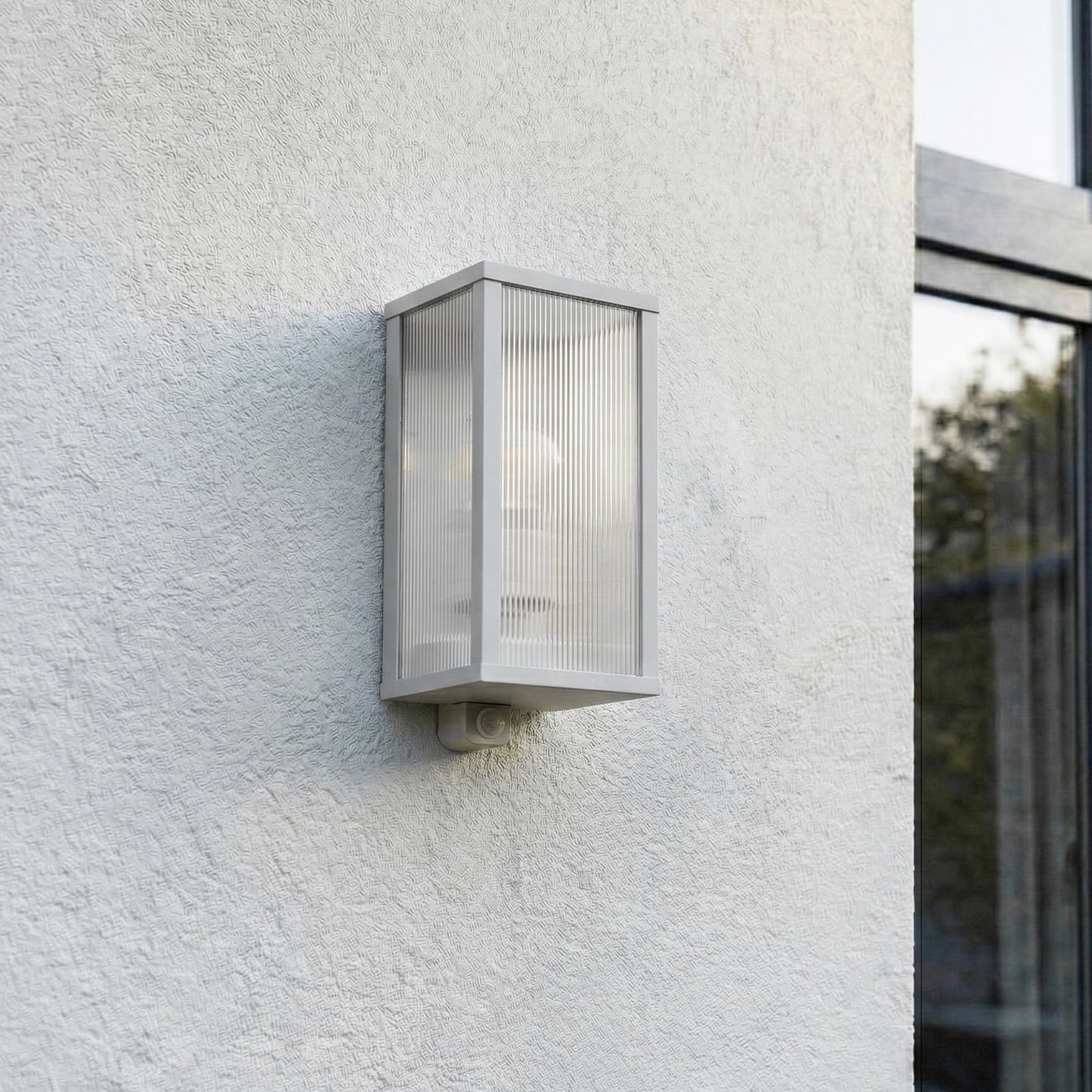 Vonkajšie nástenné svietidlo Peldar, 26 cm, sivá/vrúbkovaná, senzor, IP44 –