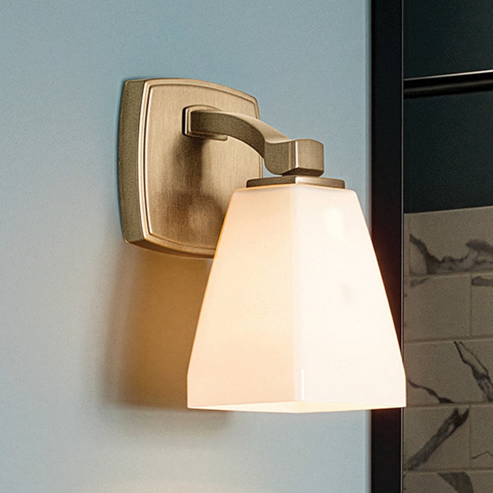 Vegglampe Marant, lysbronse/opal, høyde 24 cm, IP44, G9-LED
