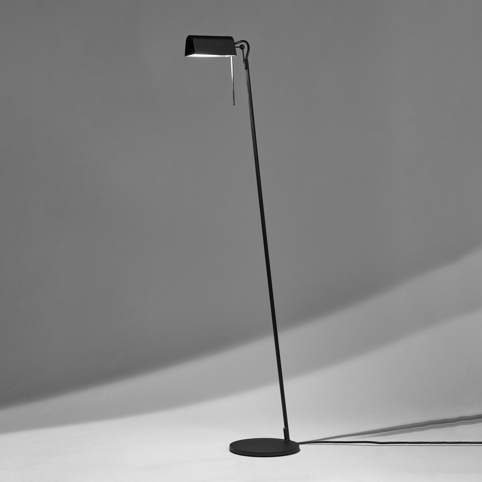 BLACK FOLD gulvlampe, sort, stål, højde 105 cm, G9 – Serax