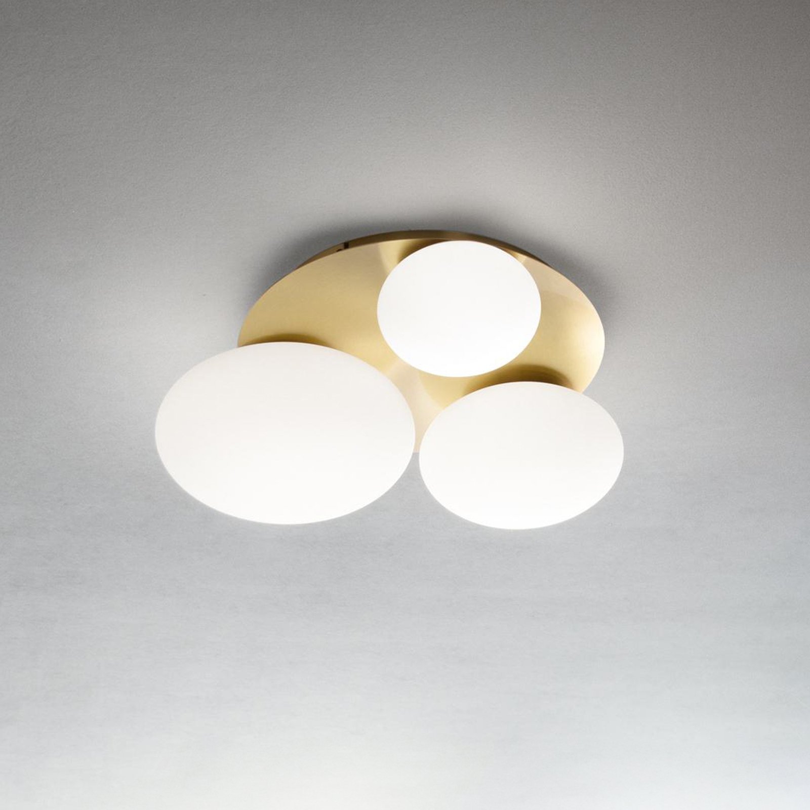 Ideal Lux plafondlamp Ninfea, messingkleurig, opaalglas, 3-lichts.