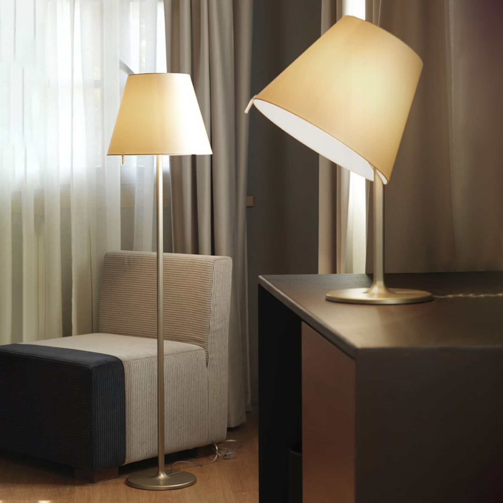Artemide Melampo Tischleuchte mit drehbarem Schirm