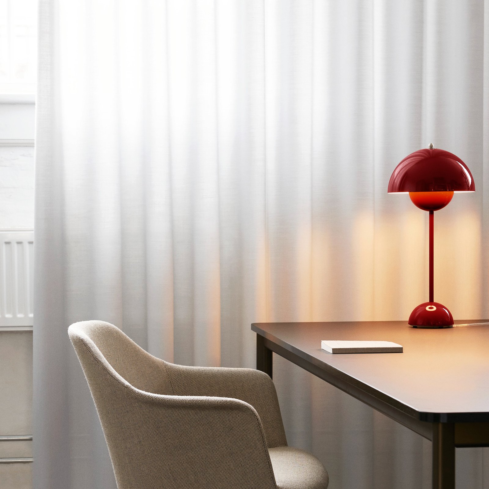 Stolová lampa Flowerpot VP3 Vermilion Red - &Tradition