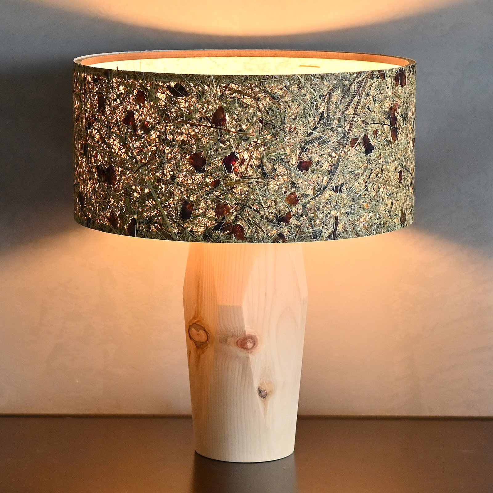 LeuchtNatur Pura LED-Tischlampe, Holz und Almheu