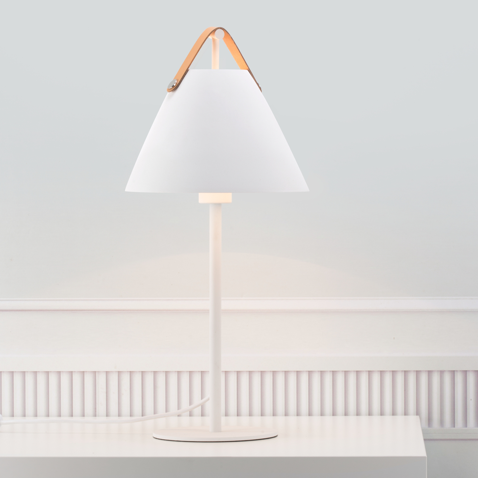 Lampe à poser Strap métal et ruban cuir, blanche