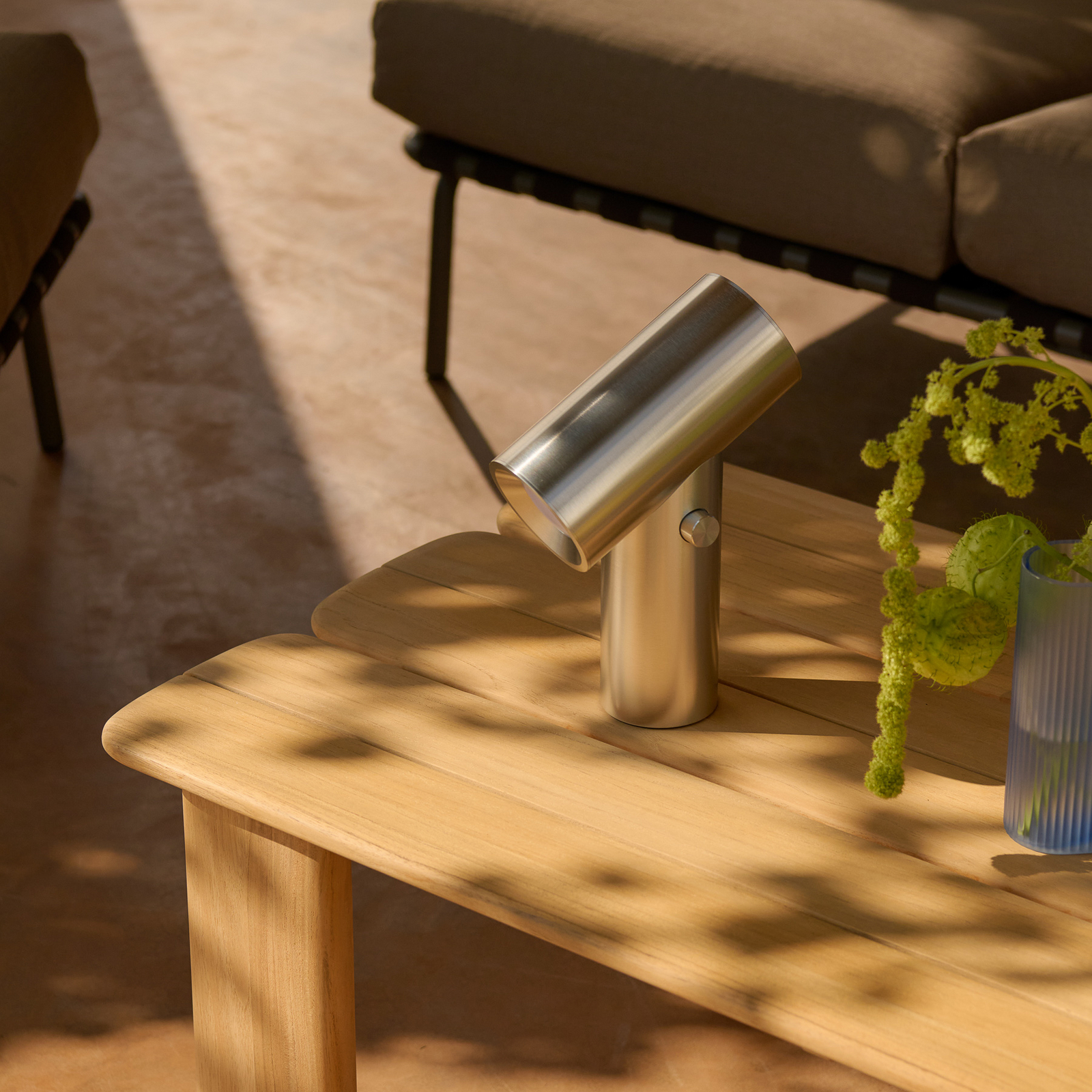 Stolová LED lampa Beam s LED a akumulátorom, sivá z hliníka, stmievateľná, IP56 Stolová LED lampa Beam s LED a akumulátorom, sivá z hliníka, stmievateľná, IP56