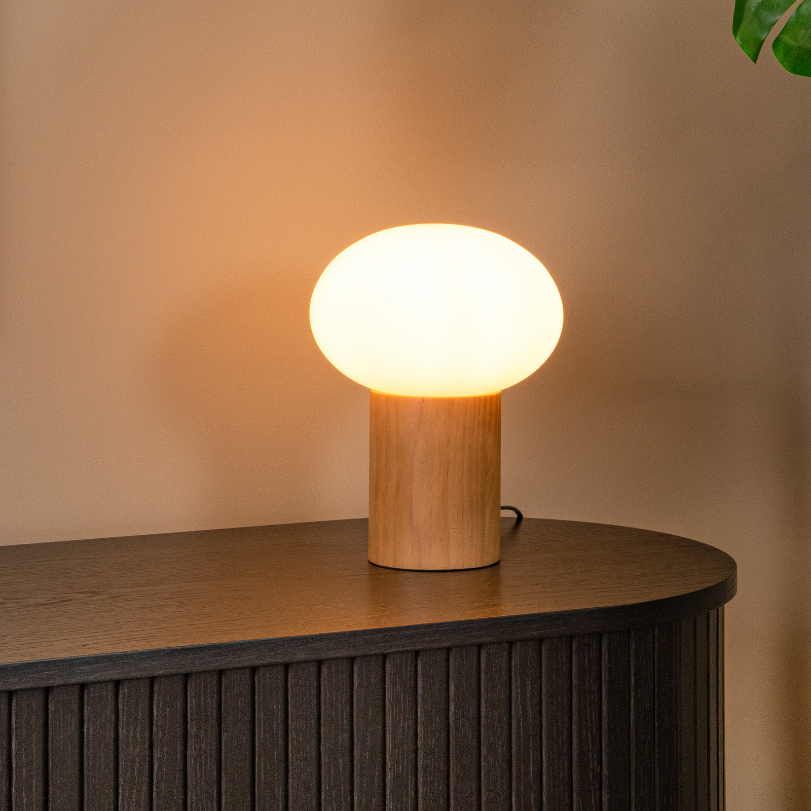 Galda lampa Birtle, augstums 23 cm, balta/gaiša koka, koks/stikls