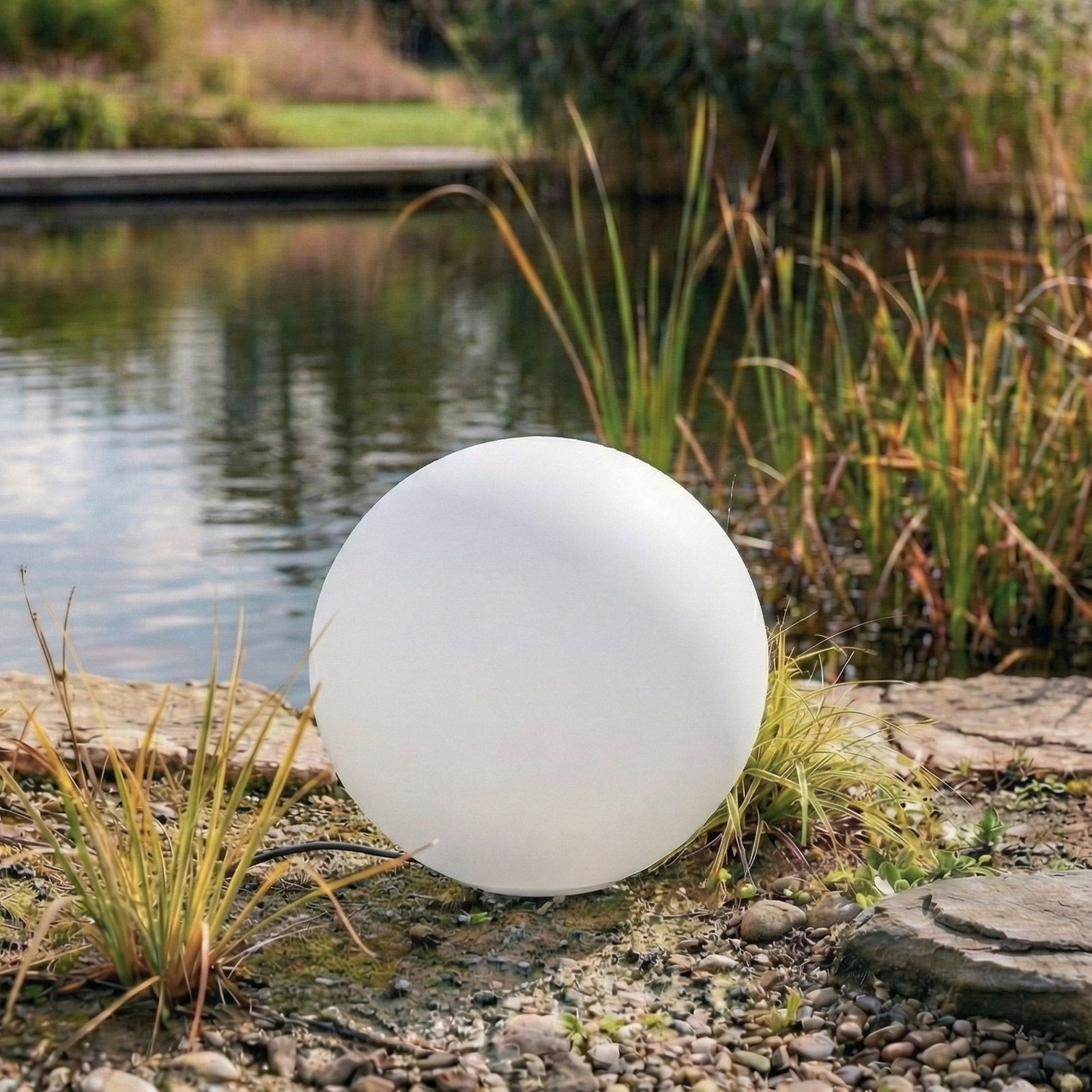 Candeeiro de exterior Lindby Valyra, Ø 50 cm, IP54, estaca para fixação no solo