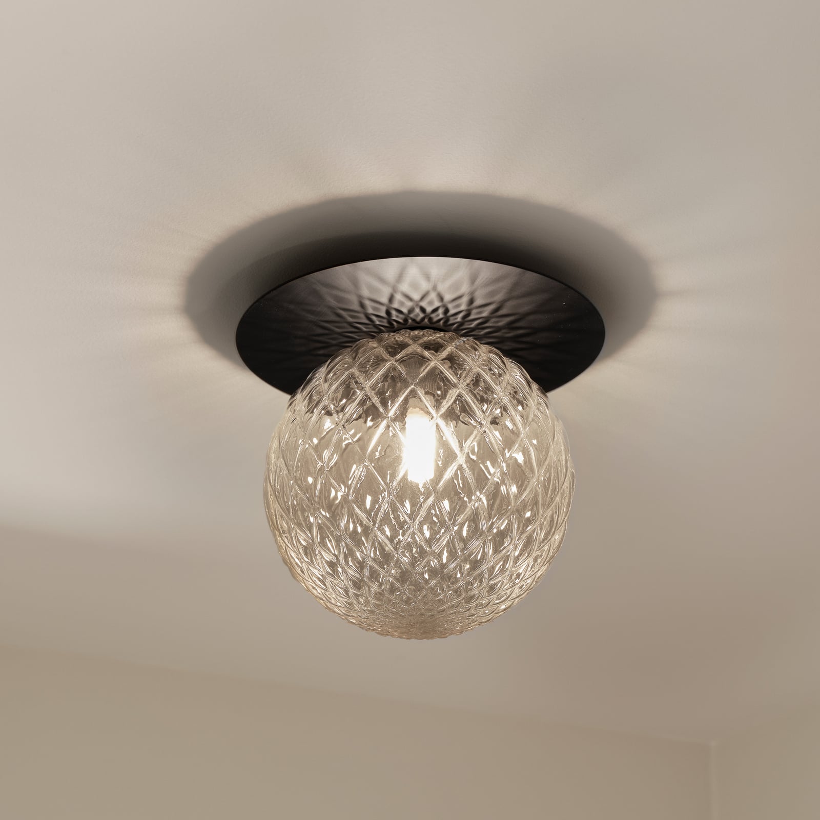 Liila 1 wall light, black/clear, Ø 25.5 cm, IP 44 - Nuura