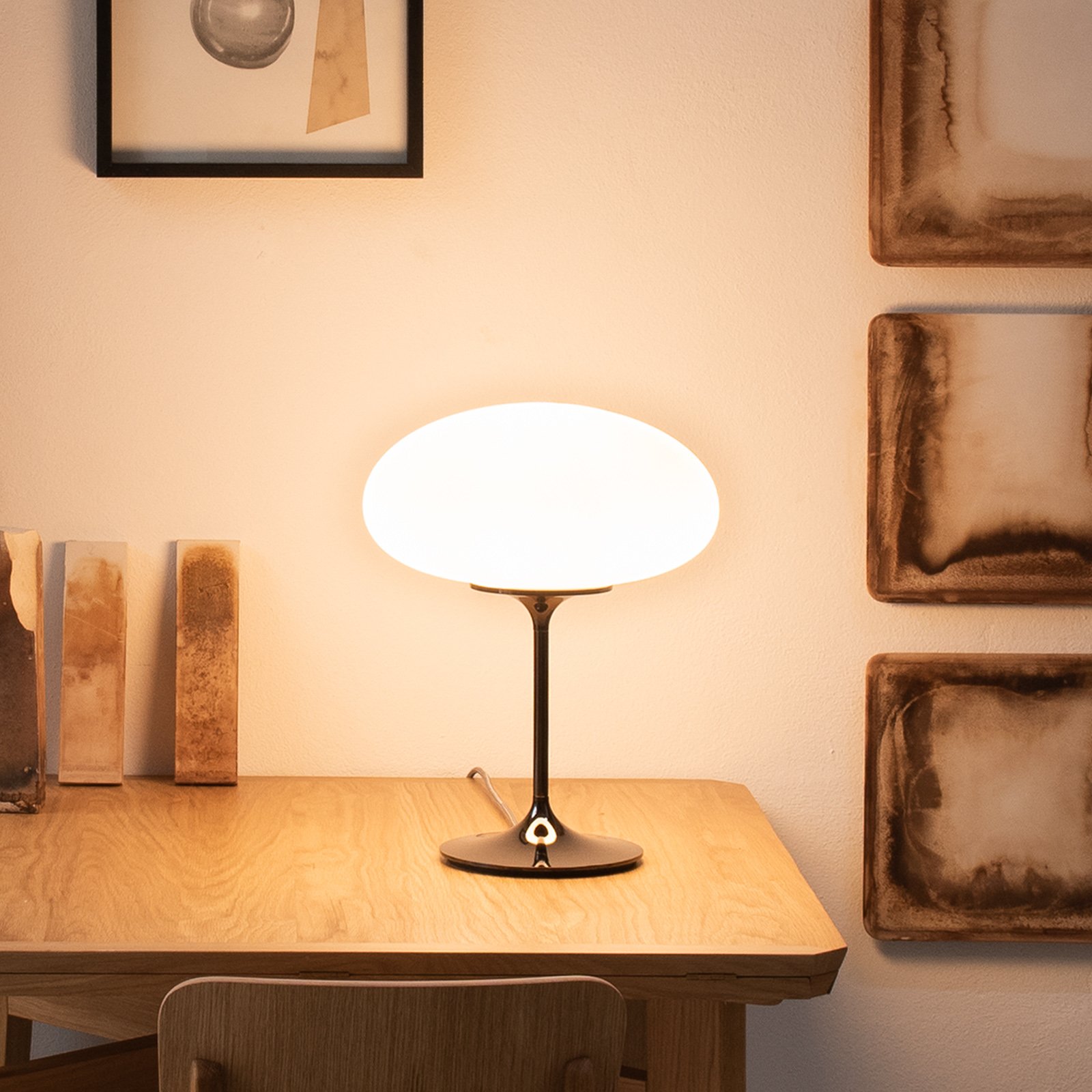 GUBI Stemlite asztali lámpa, fekete-króm, 42 cm
