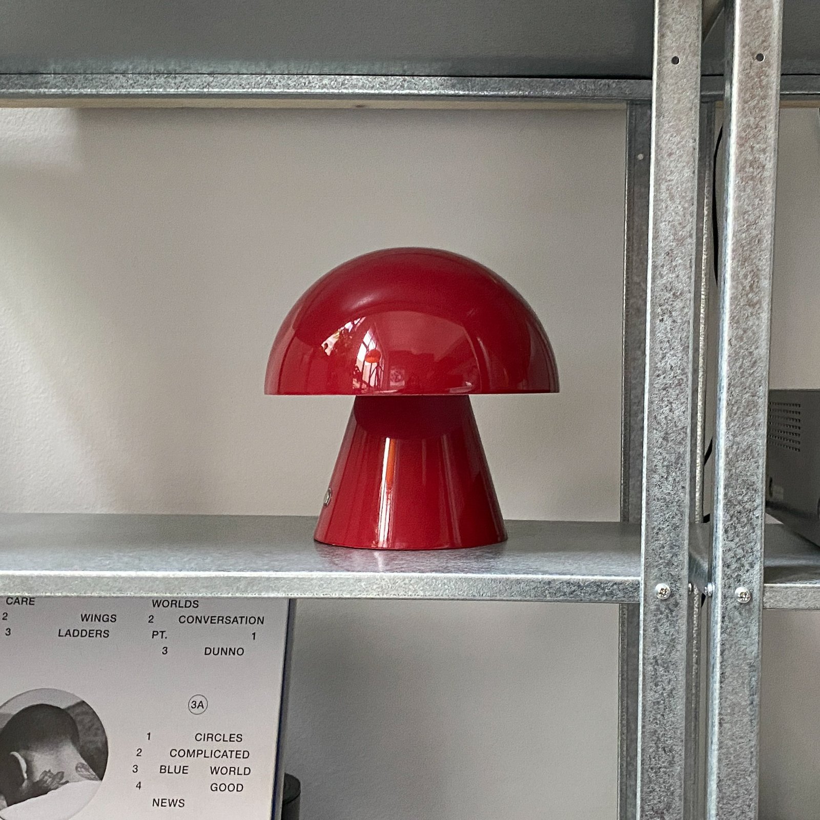 Lindby LED-Akkutischlampe Nevijo, rot, Ø18cm, USB, Dimmer