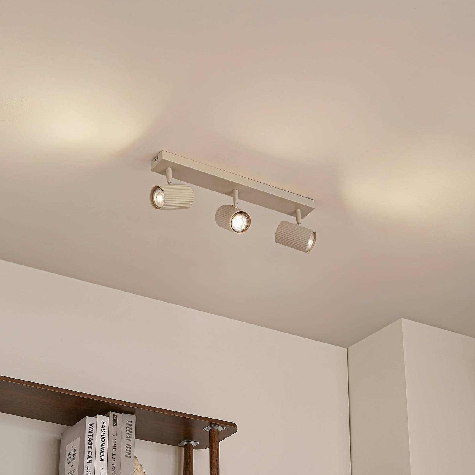 Lindby Wandleuchte Kardis, beige, 3-flg., Metall, GU10 günstig online kaufen
