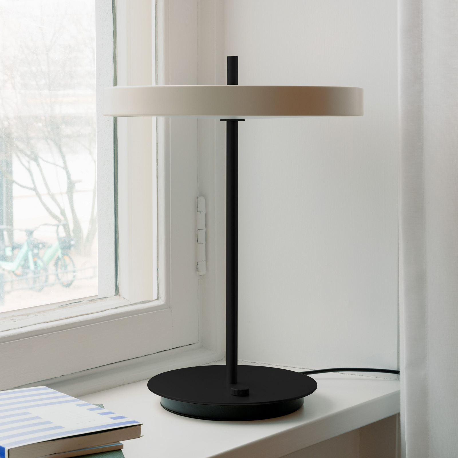 Asteria Candeeiro de Mesa Pearl White/Black - UMAGE