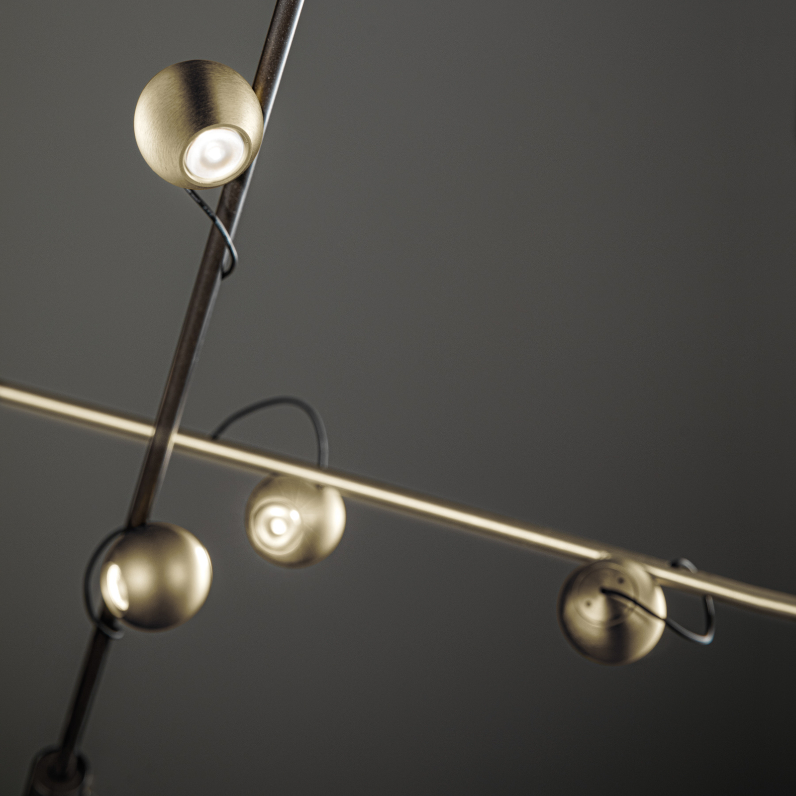 LED stropna svetilka Magnetic, bronasta/zlata