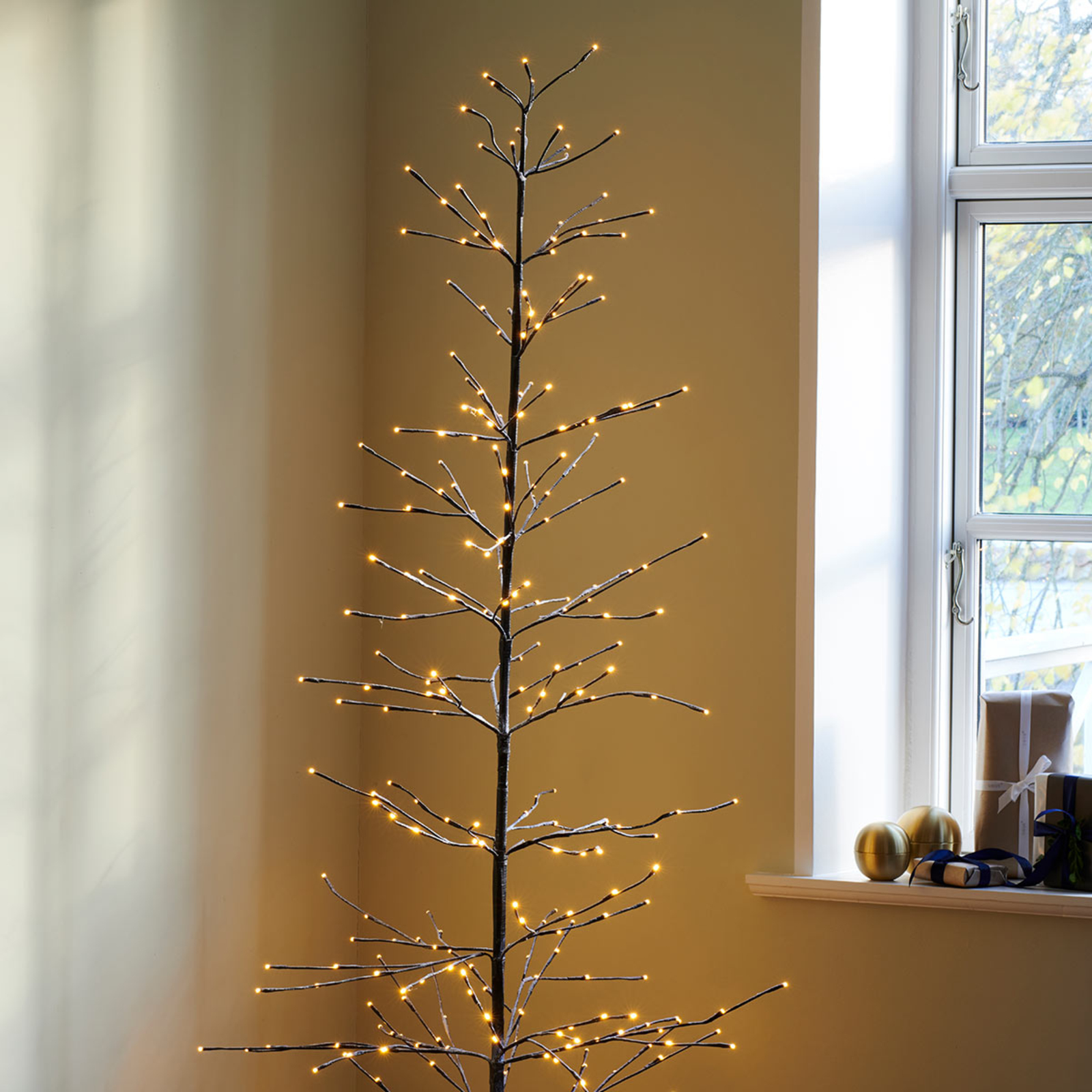 Luminen kimalteleva LED-puu Isaac