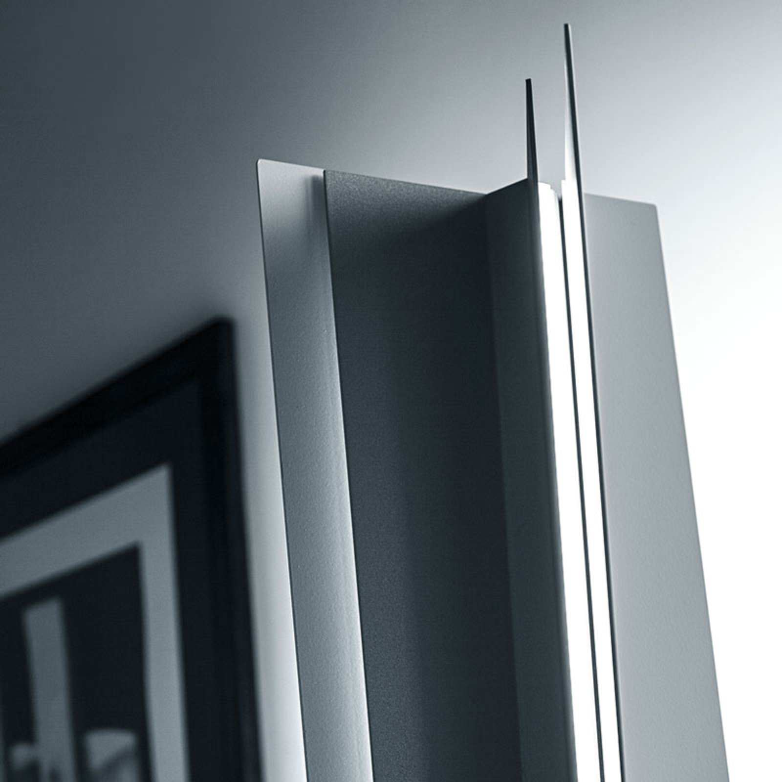 ICONE Reverse - Design-lattiavalaisin, jossa on LED-valo