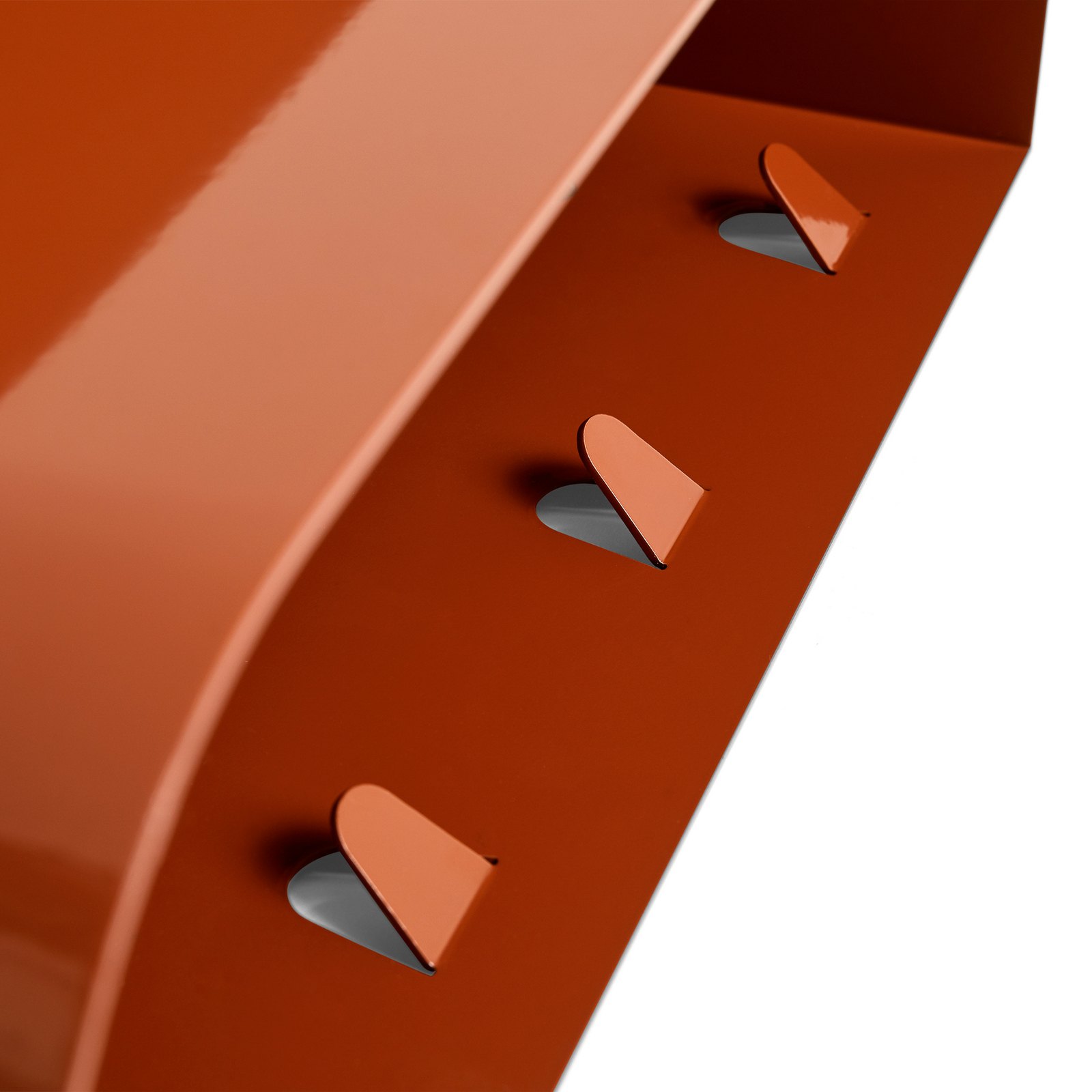 Korpus-seinähylly vaatekoukkuilla, tiilenpunainen, 60 cm - HAY