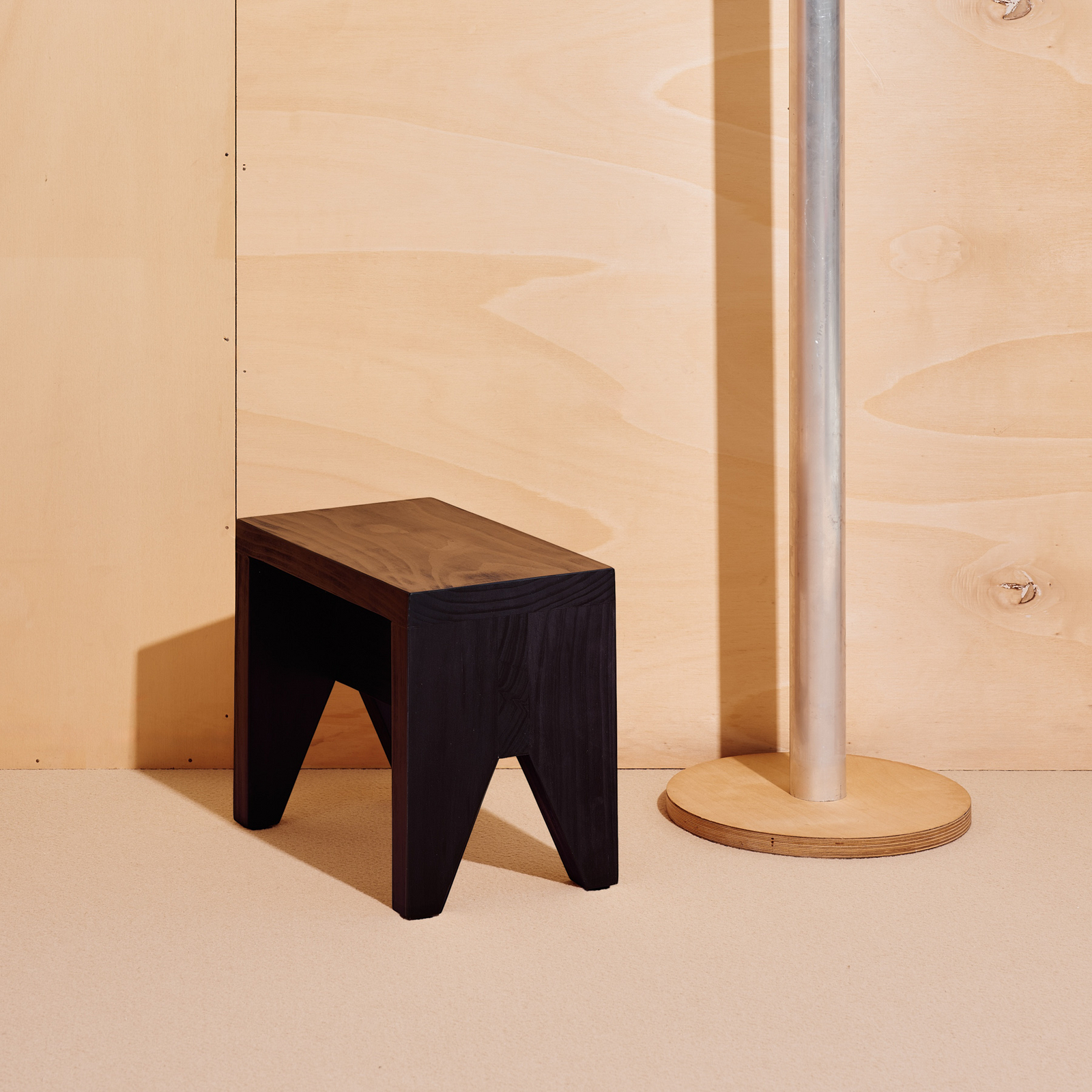 Manolito stolička, čierne borovicové drevo, 30 x 20 x 25 cm - HAY