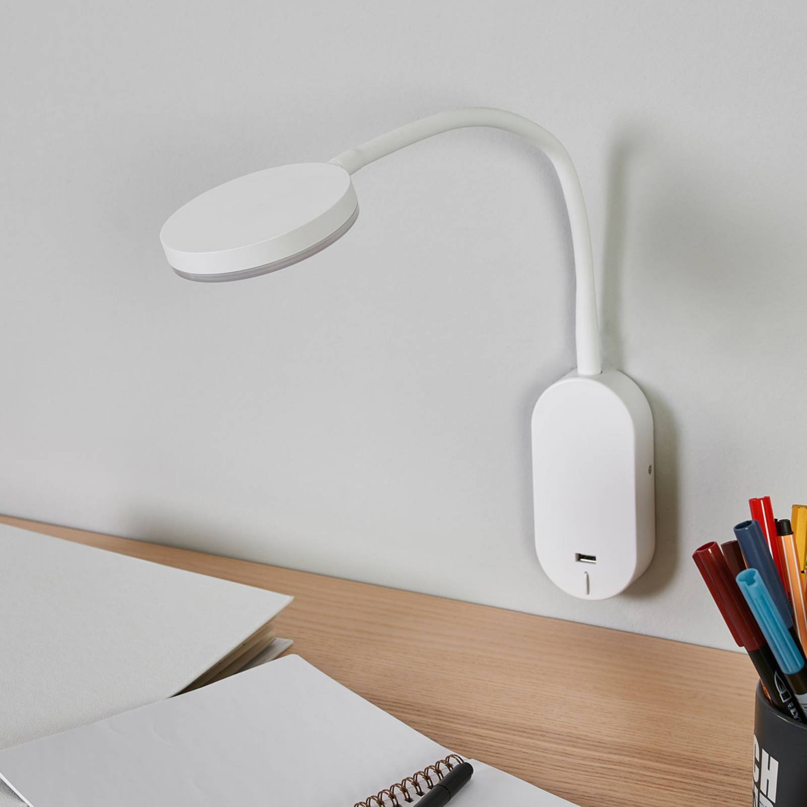 Levně Nástěnné svítidlo Lindby LED Milow, bílé, 39,5 cm, připojení USB