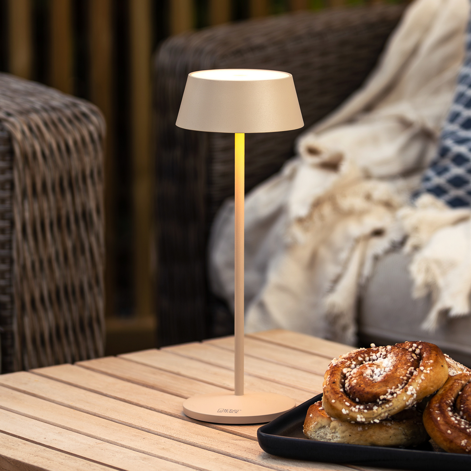LED-akutoitega laualamp Menton, liivavärvi, kõrgus 27 cm, IP54, USB