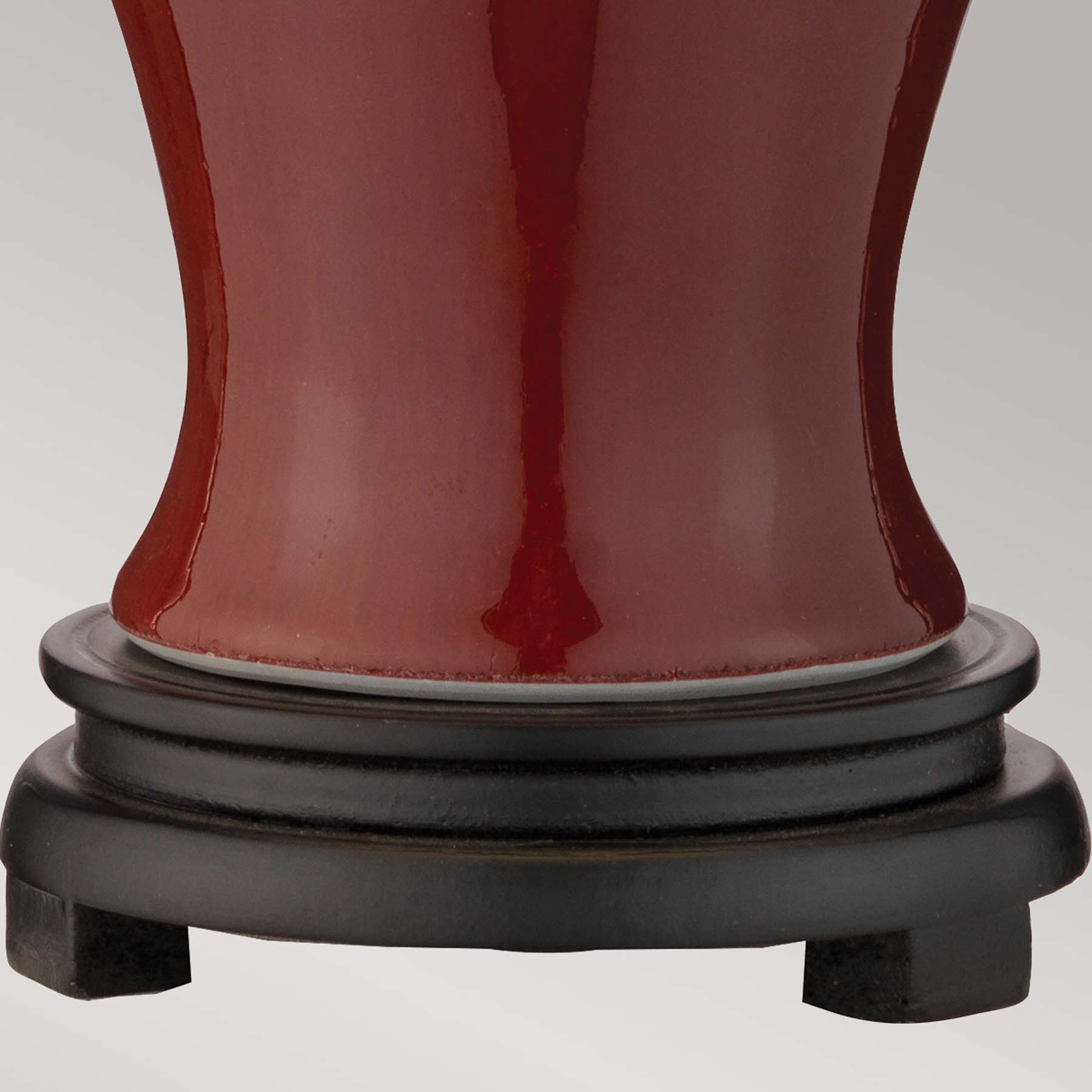 Malá stolní lampa Majin s červeným keramickým podstavcem