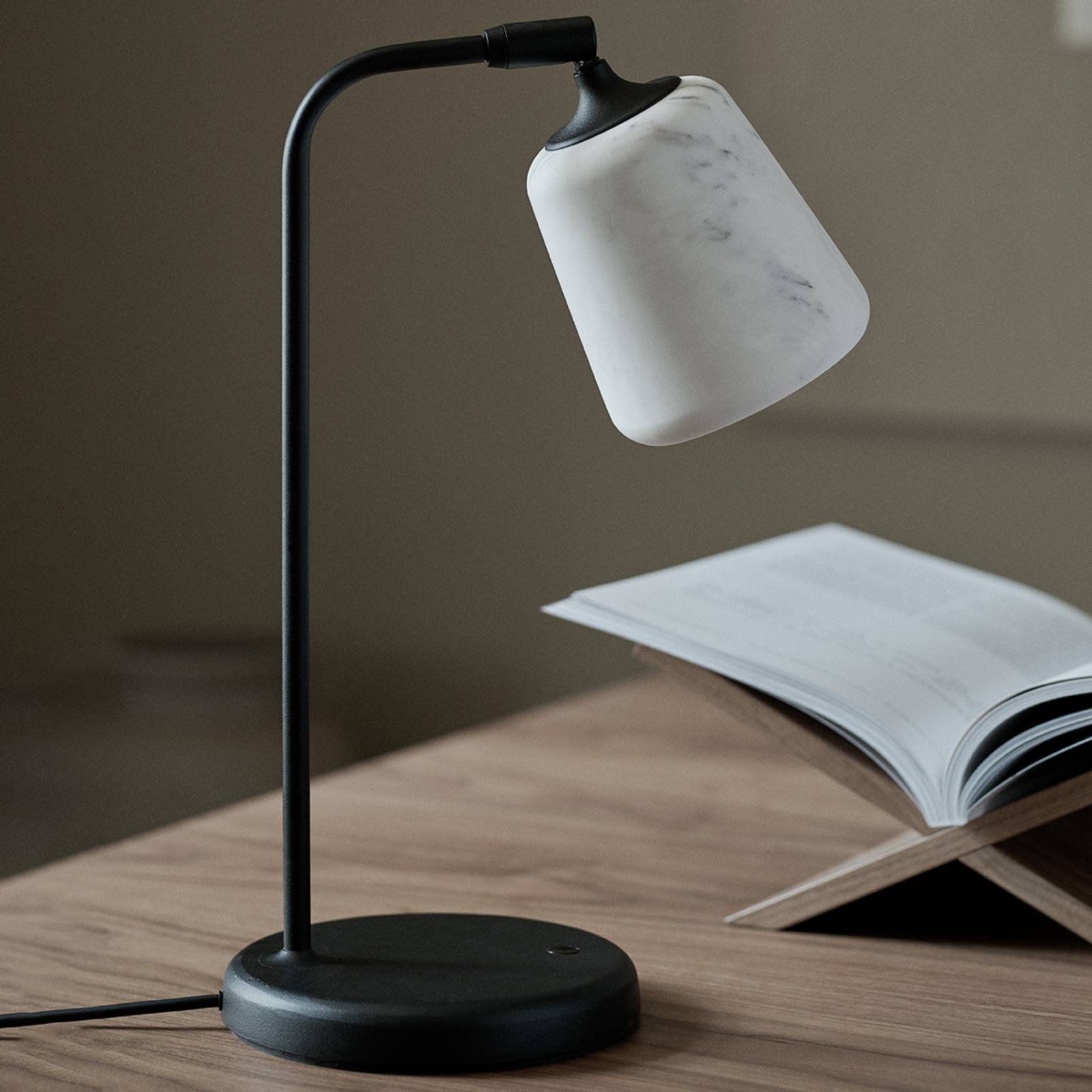 blanco luz de escritorio contemporánea globo de vidrio luces de mesa sencillas de estilo nórdico Lámpara de mesa de mármol con decoración mini 1 luz para leer el borrador de la oficina 