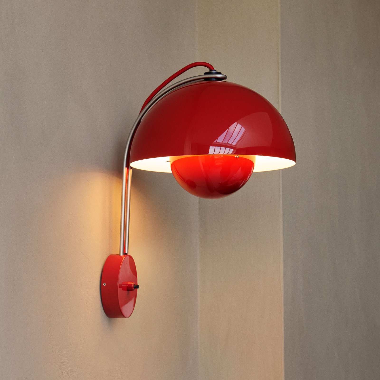 &Tradition Flowerpot VP8 wall light, plug, vermilion red