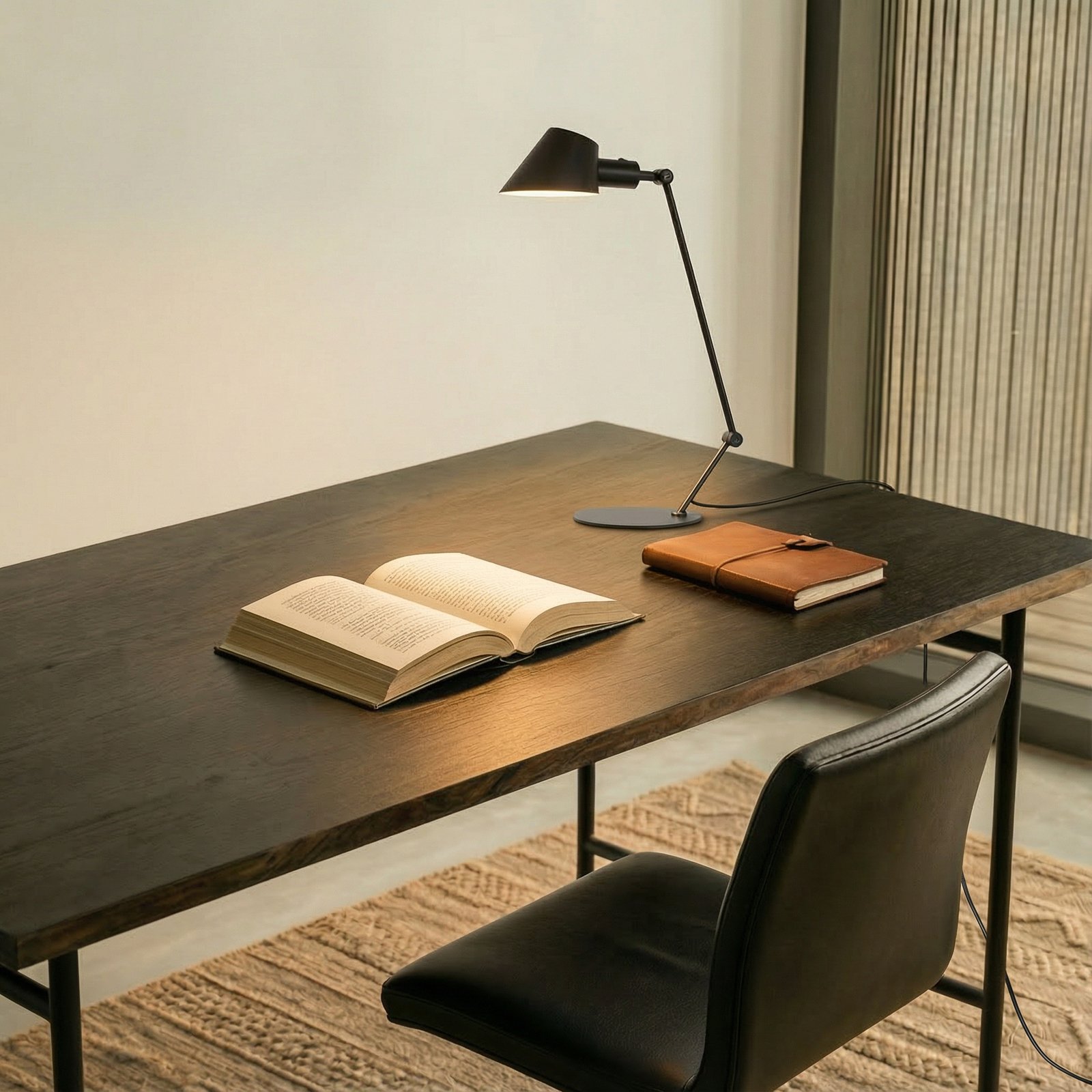 Lindby stolna lampa Corali, crna, metal, visina 64cm