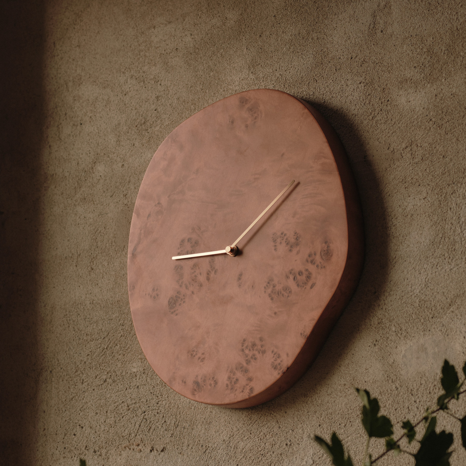 Melt Wanduhr, braun, Maserholz, Höhe 33 cm - ferm LIVING