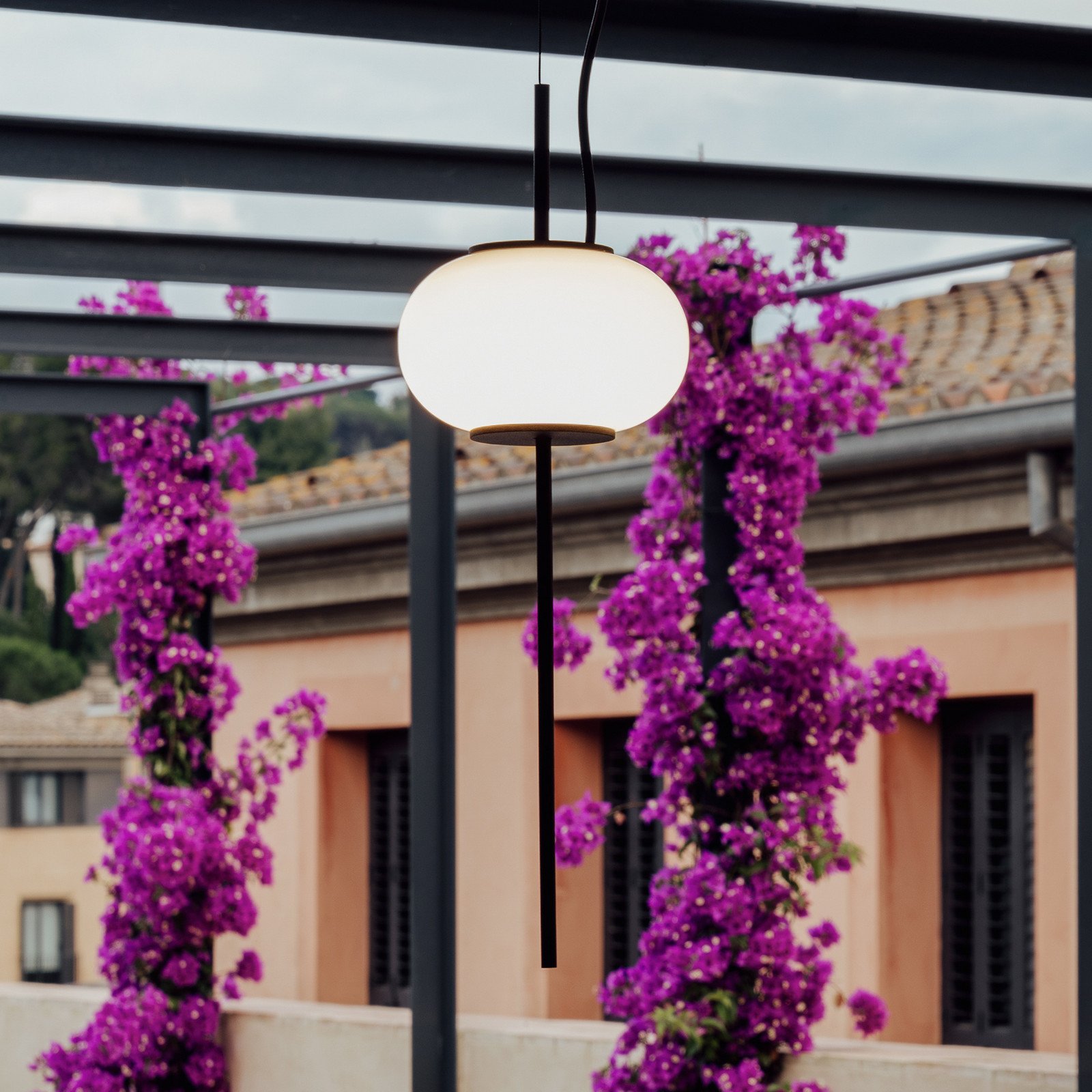 Milan Iluminación Milan Astros lampă suspendată înălțime regl. - Camera de zi / sufragerie - design - negru (RAL9005) opal - Metal