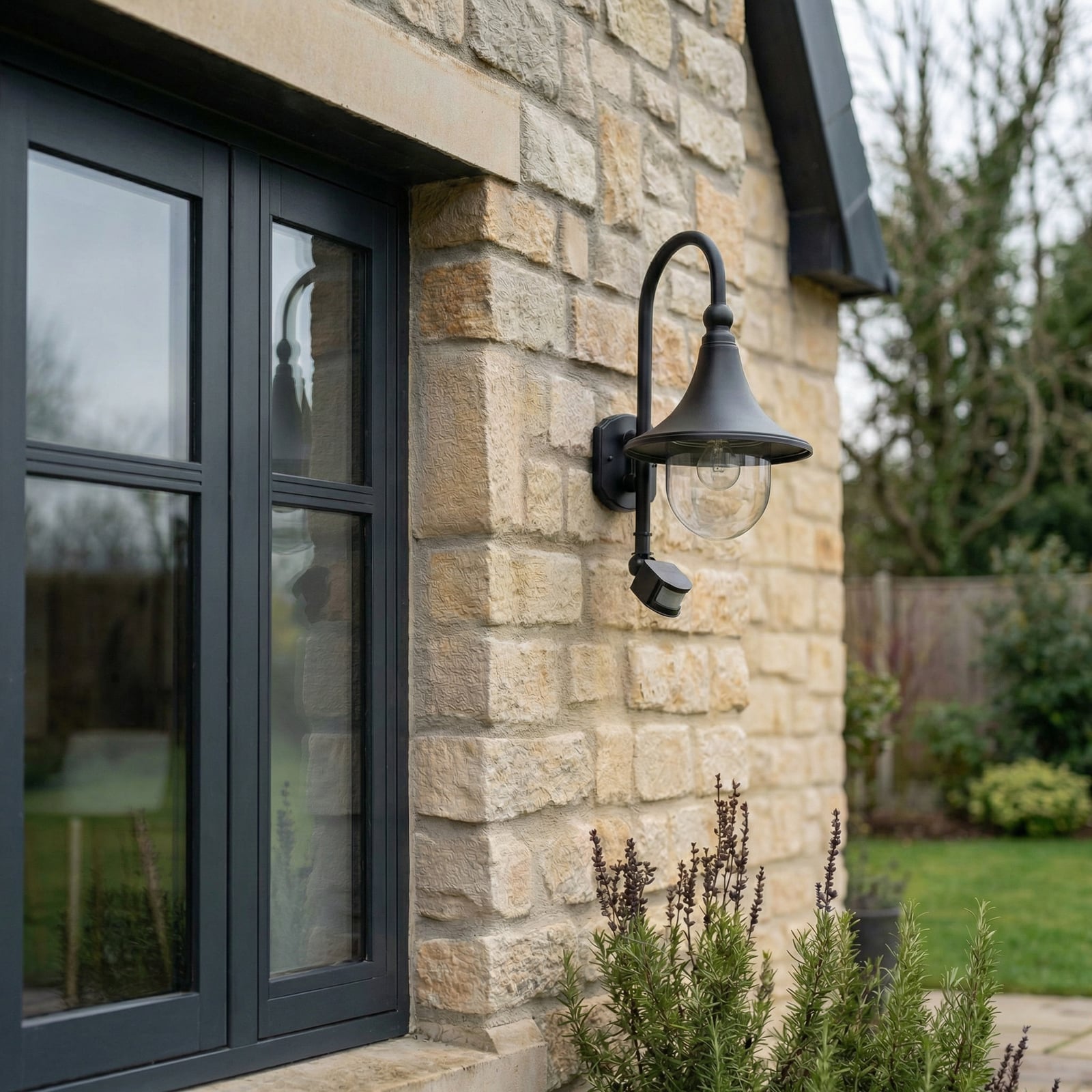 Lindby buitenwandlamp Daphne, zwart, sensor, metaal, E27