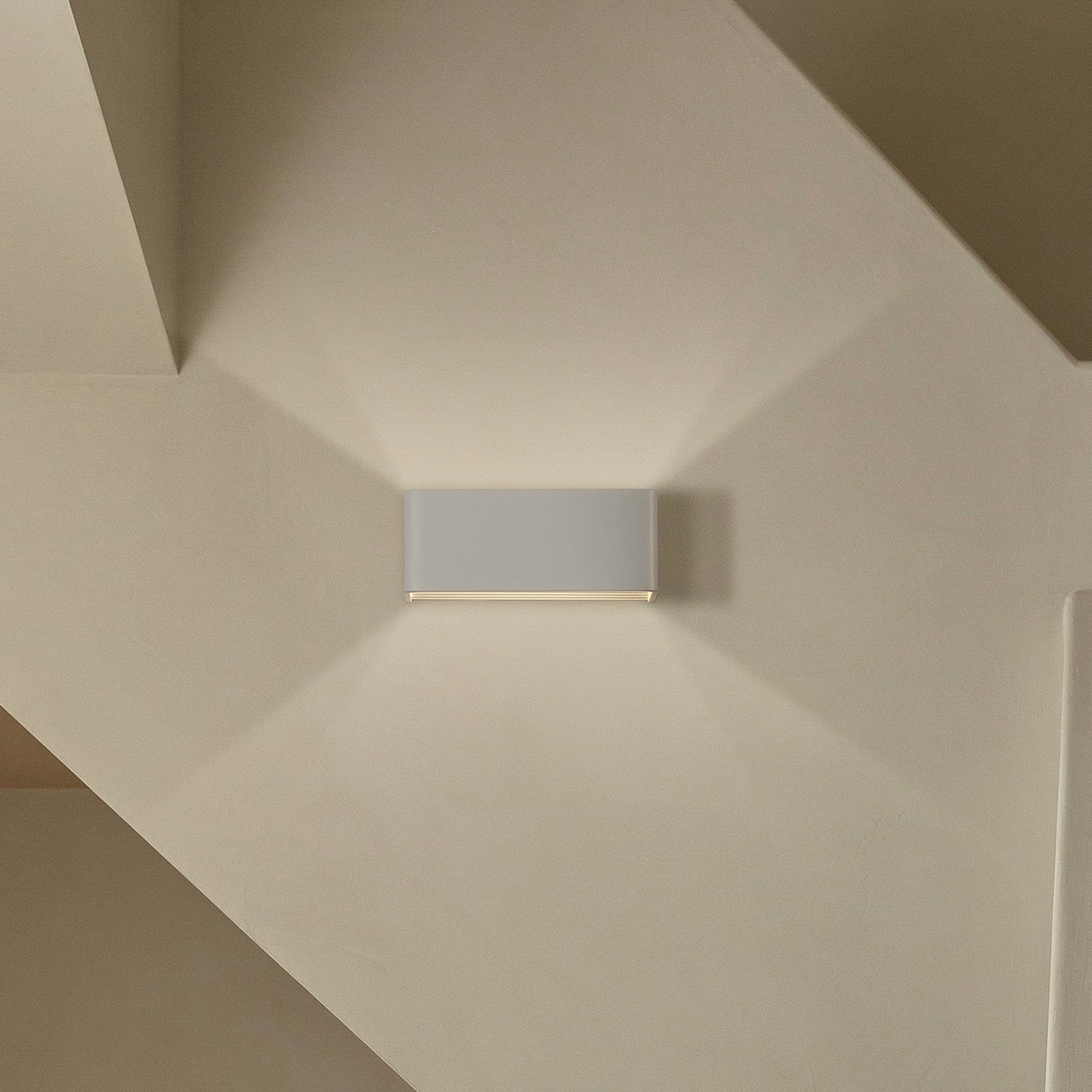 "Icon" LED sieninis šviestuvas, baltas, aukštyn/žemyn, plotis 37 cm