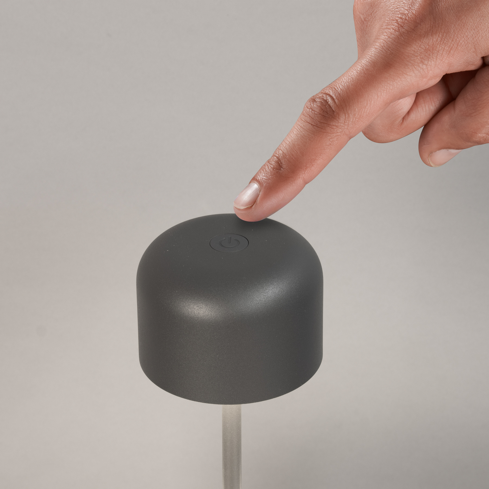 LED-Akku-Tischlampe Finley, sandgrau Höhe 22 cm Metall, IP54