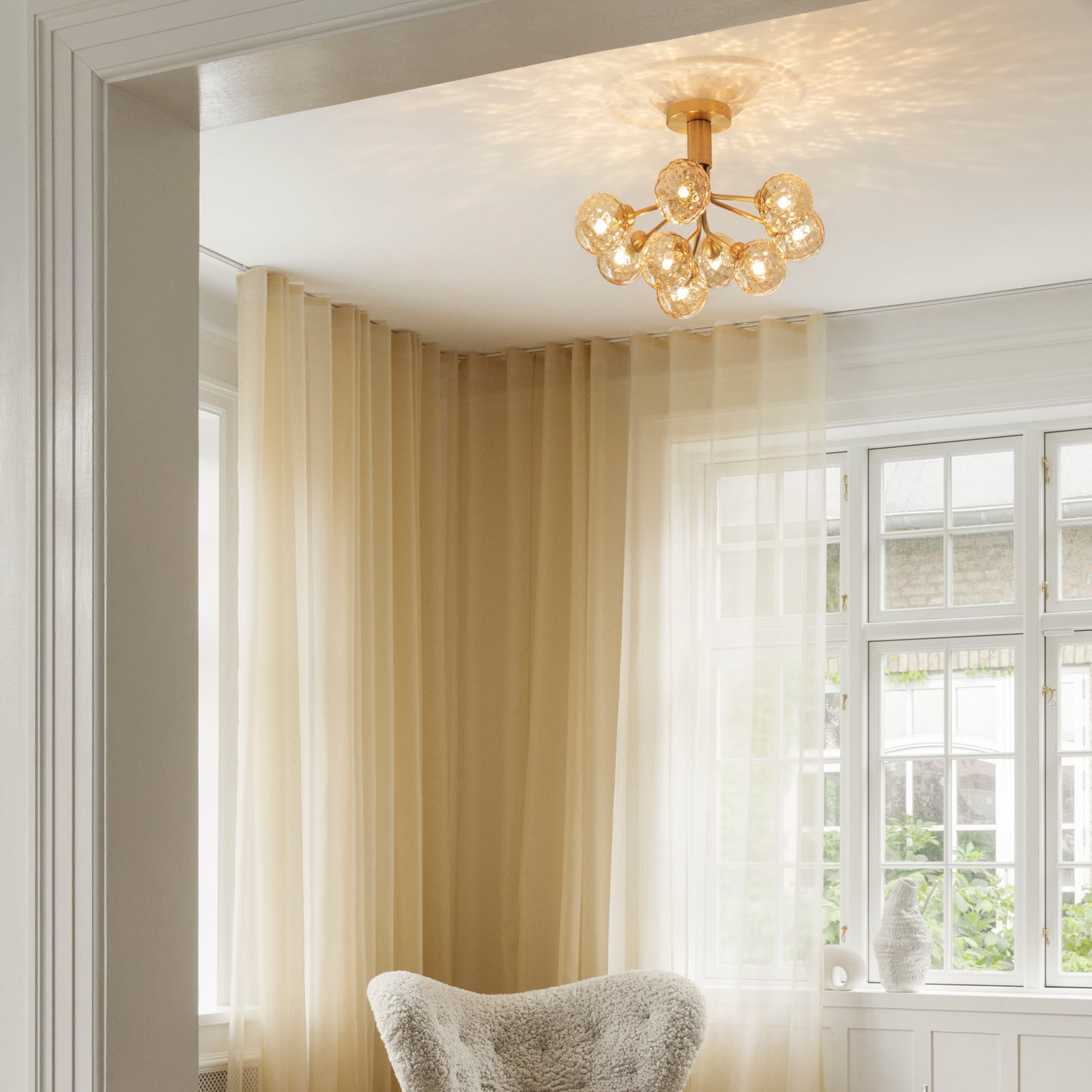 Apiales 9 ceiling lamp, brass/gold, Ø 60 cm, 9-bulb- Nuura