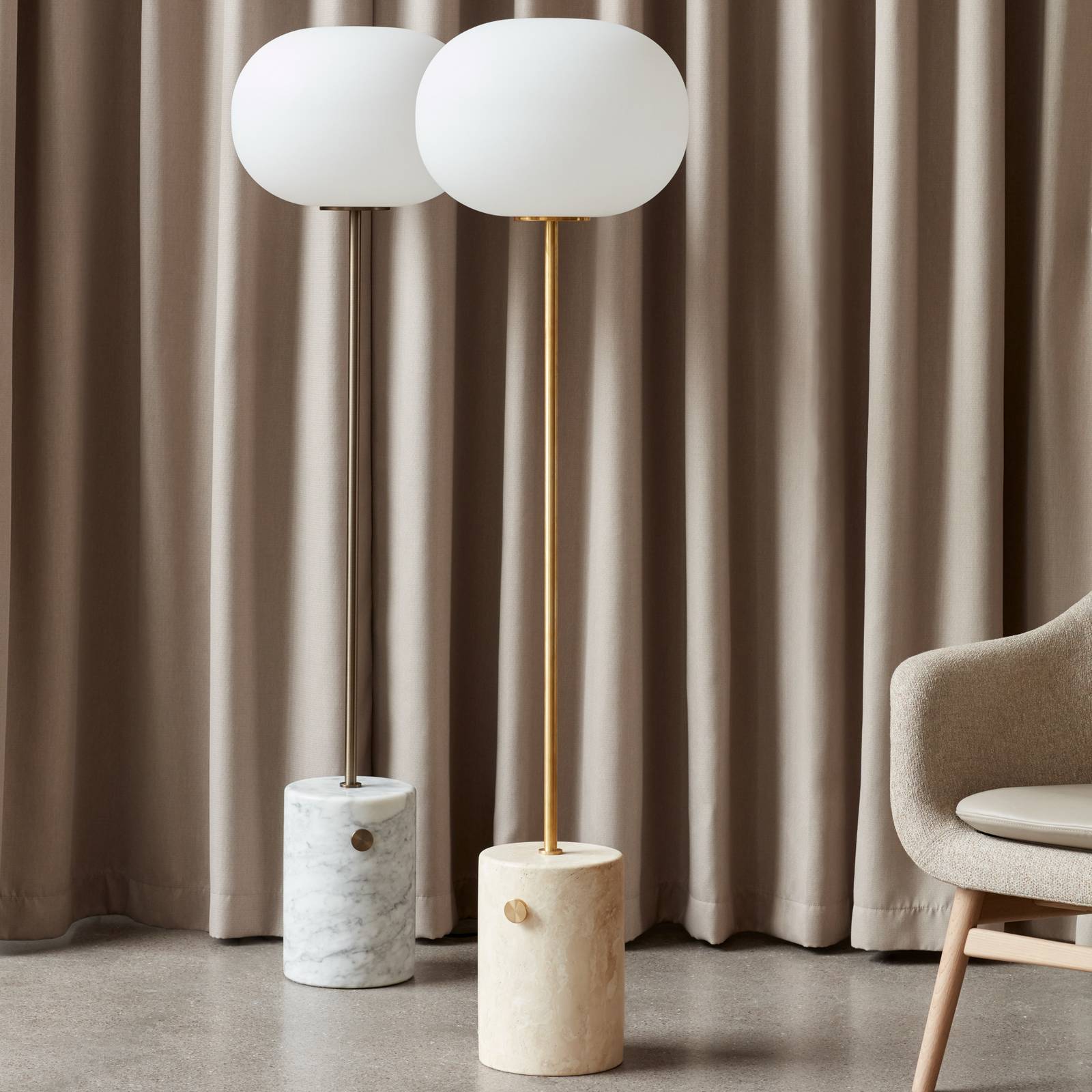 Lampa stojąca Audo JWDA, mosiądz/beż, trawertyn, 130 cm, ściemniana.