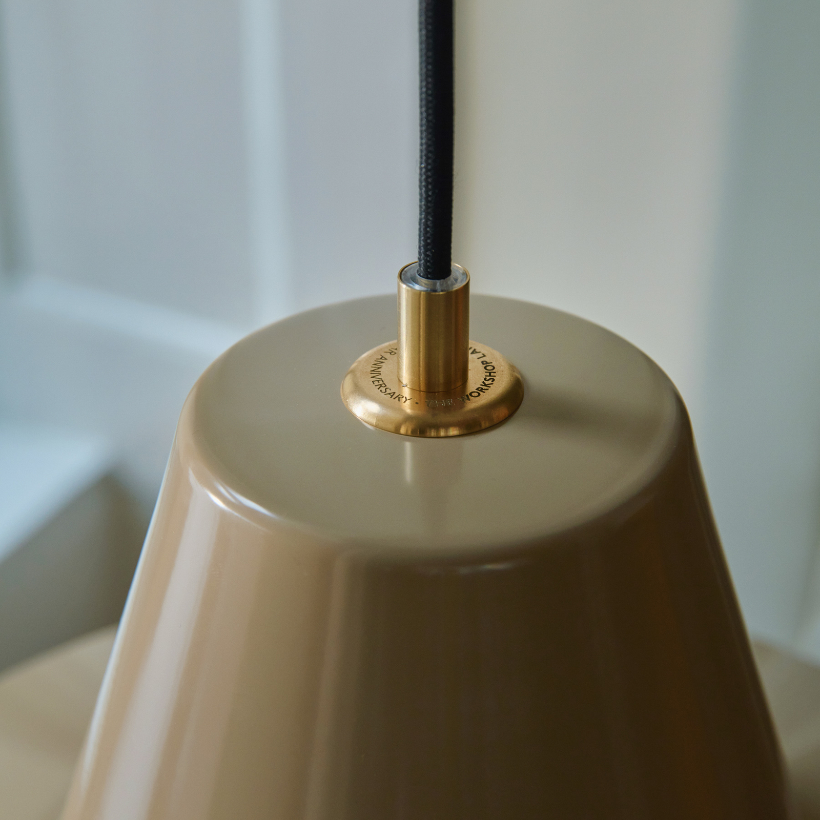 Workshop W3 Pendelleuchte beige Alu E27 - Made By Hand
