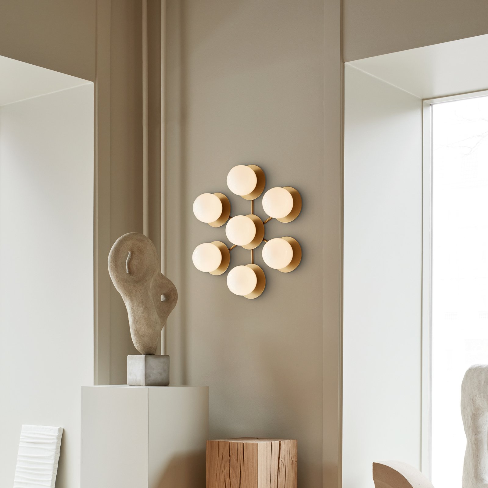 Liila Star Wandlampe, 7-flammig, gold/opal, warmweiß - Nuura