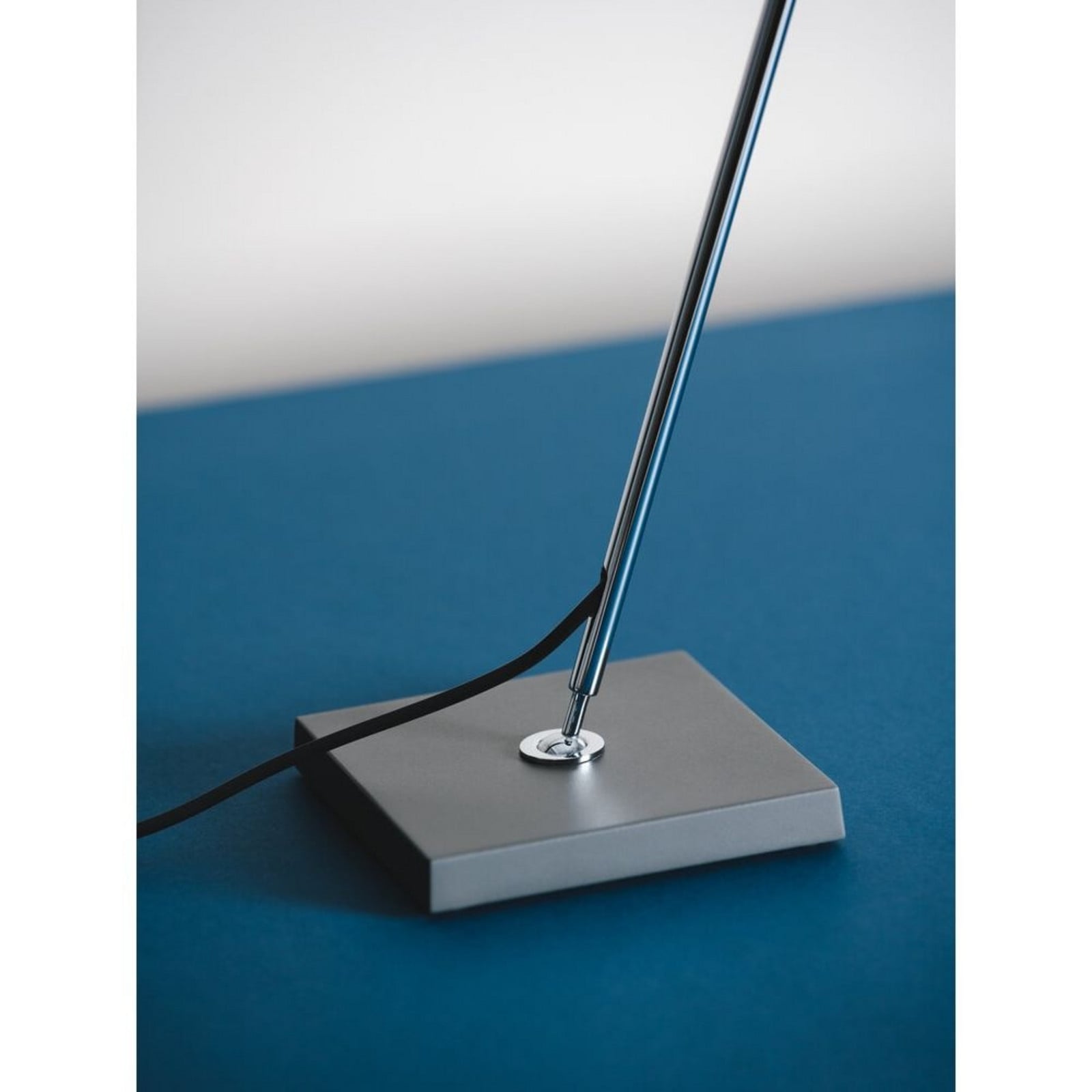 Gira Tischleuchte Messing Santa & Cole - Wohnzimmer - Aluminium
